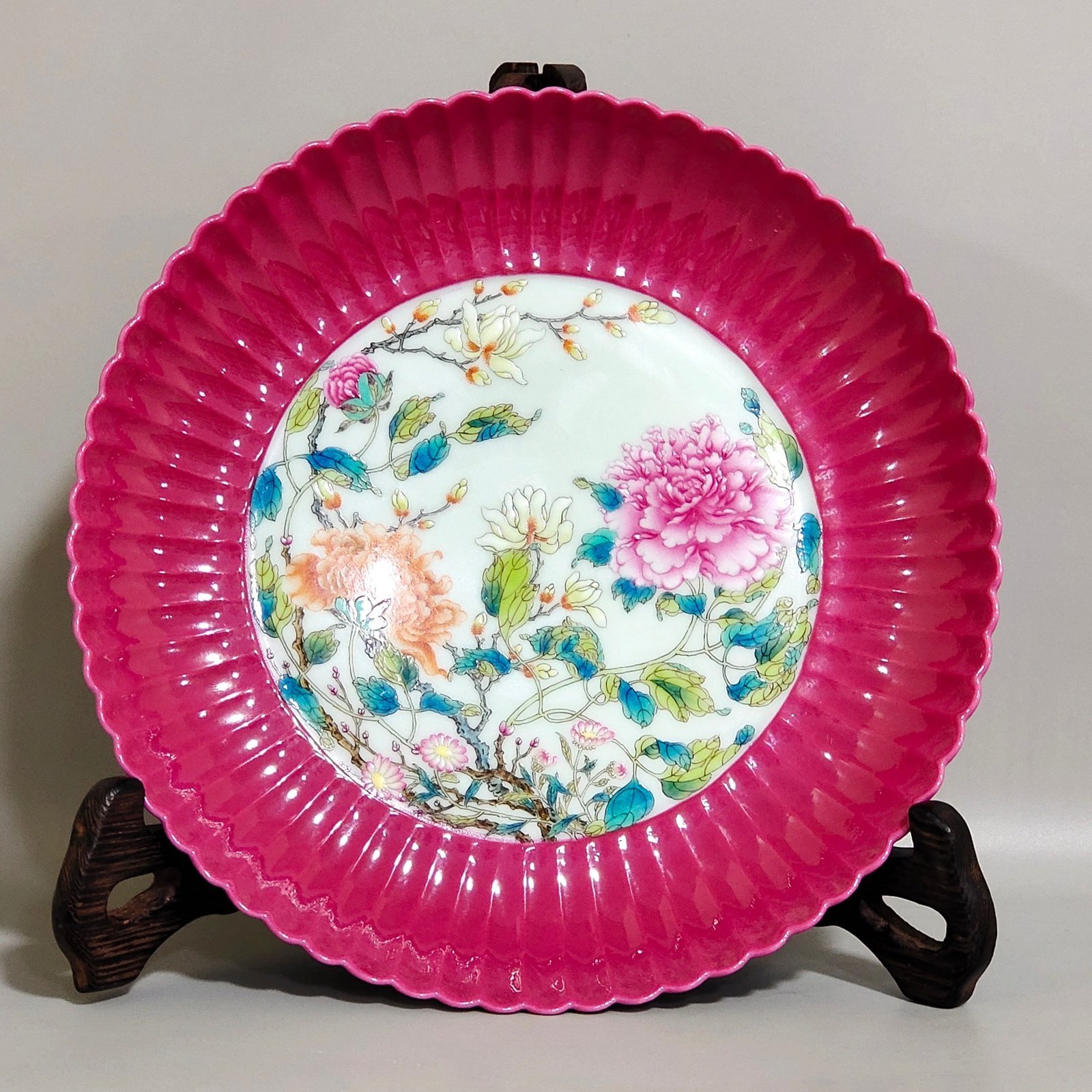 Qing Dynasty Yongzheng rouge red peony flower melon prism plate