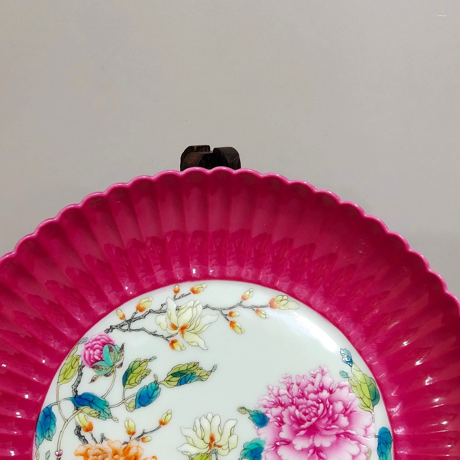 Qing Dynasty Yongzheng rouge red peony flower melon prism plate