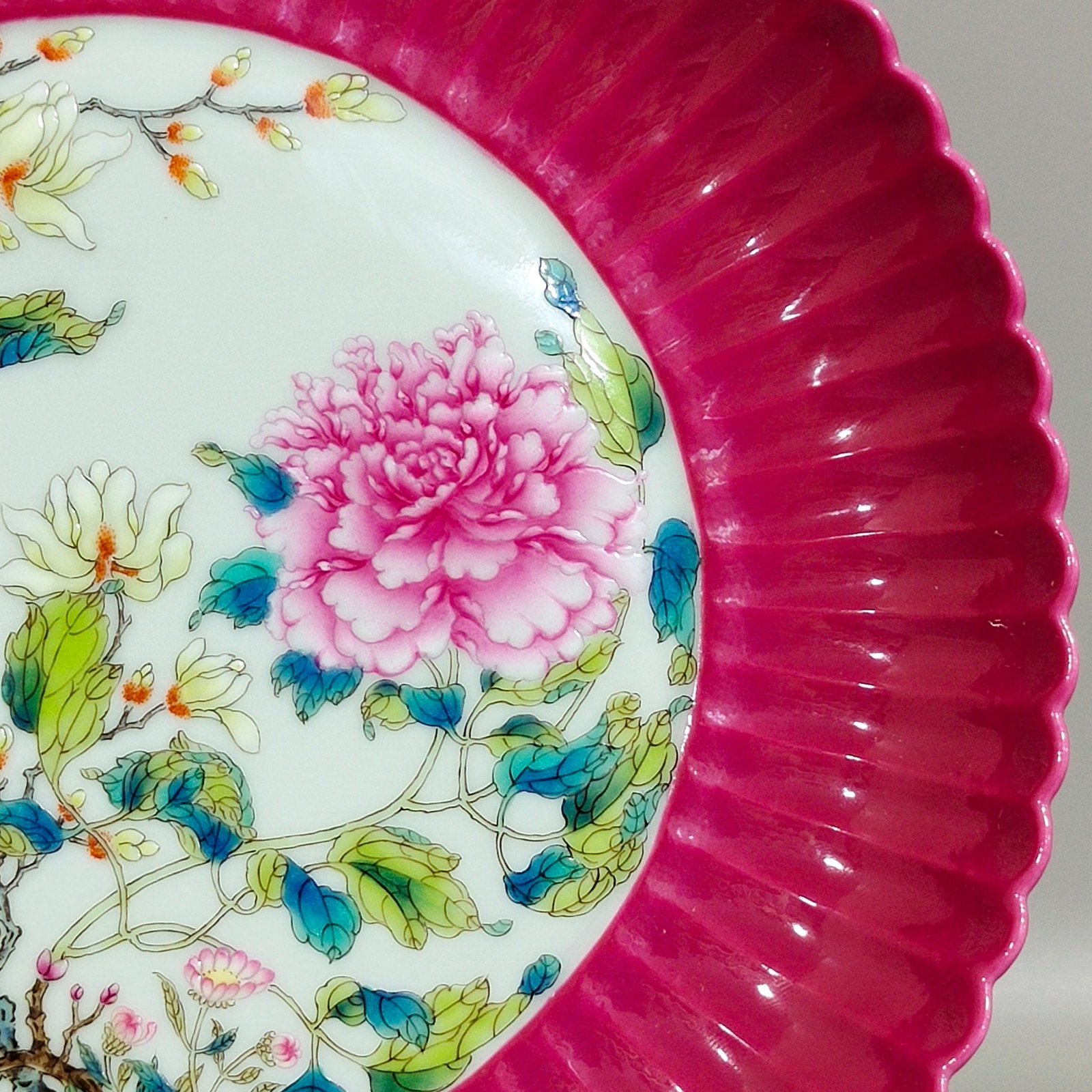 Qing Dynasty Yongzheng rouge red peony flower melon prism plate