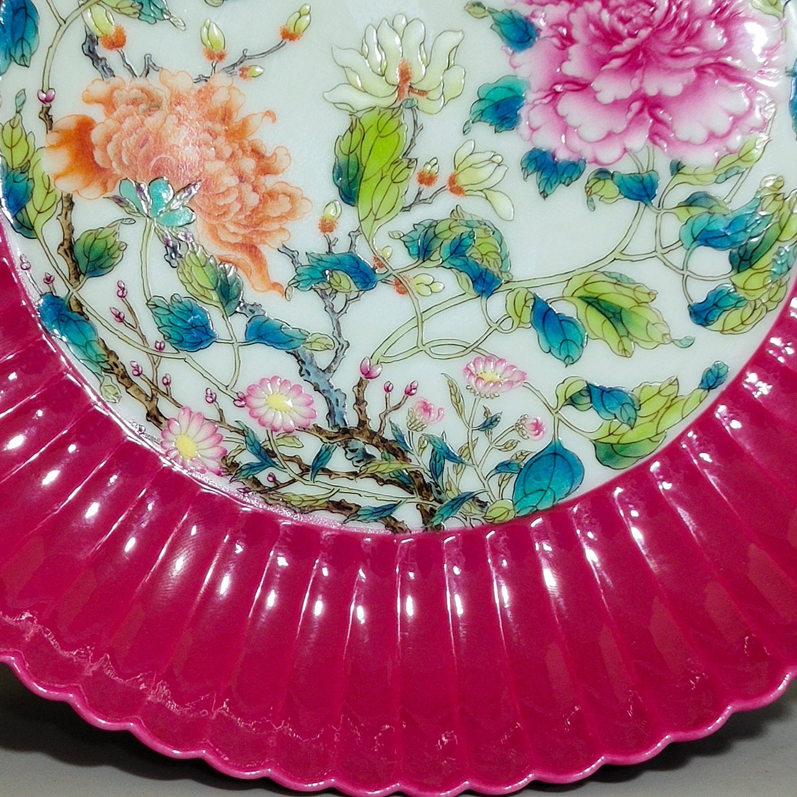 Qing Dynasty Yongzheng rouge red peony flower melon prism plate