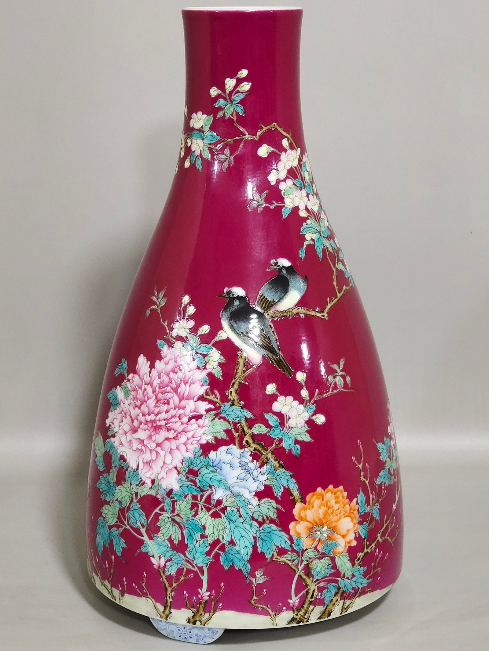 Qing Dynasty Yongzheng rouge flower and bird vase