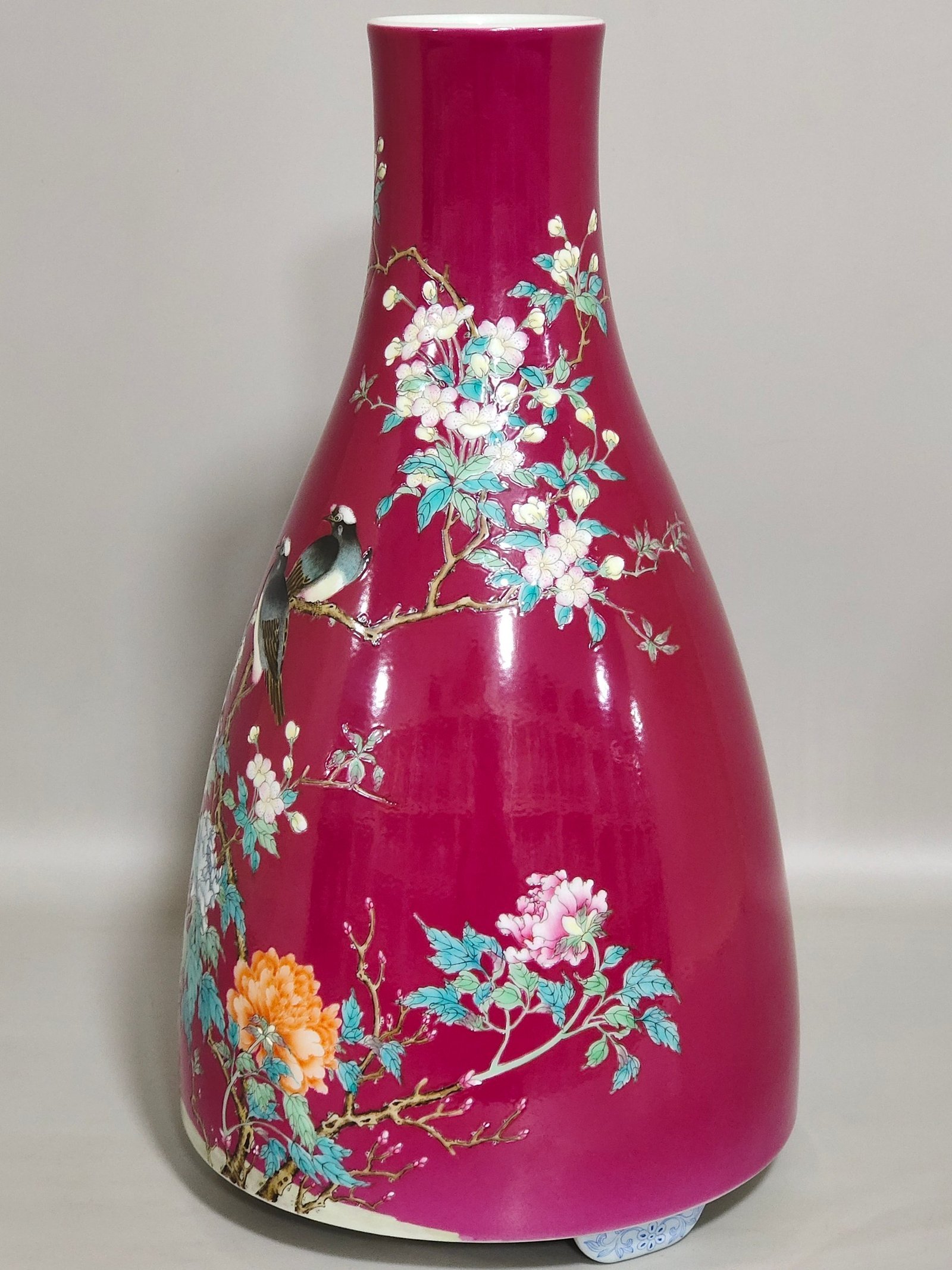 Qing Dynasty Yongzheng rouge flower and bird vase