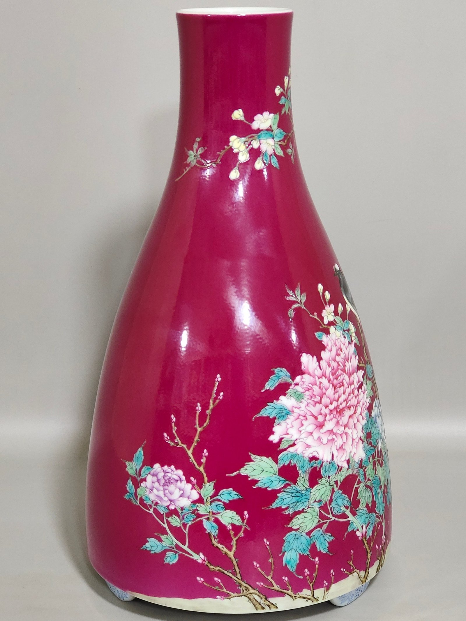 Qing Dynasty Yongzheng rouge flower and bird vase