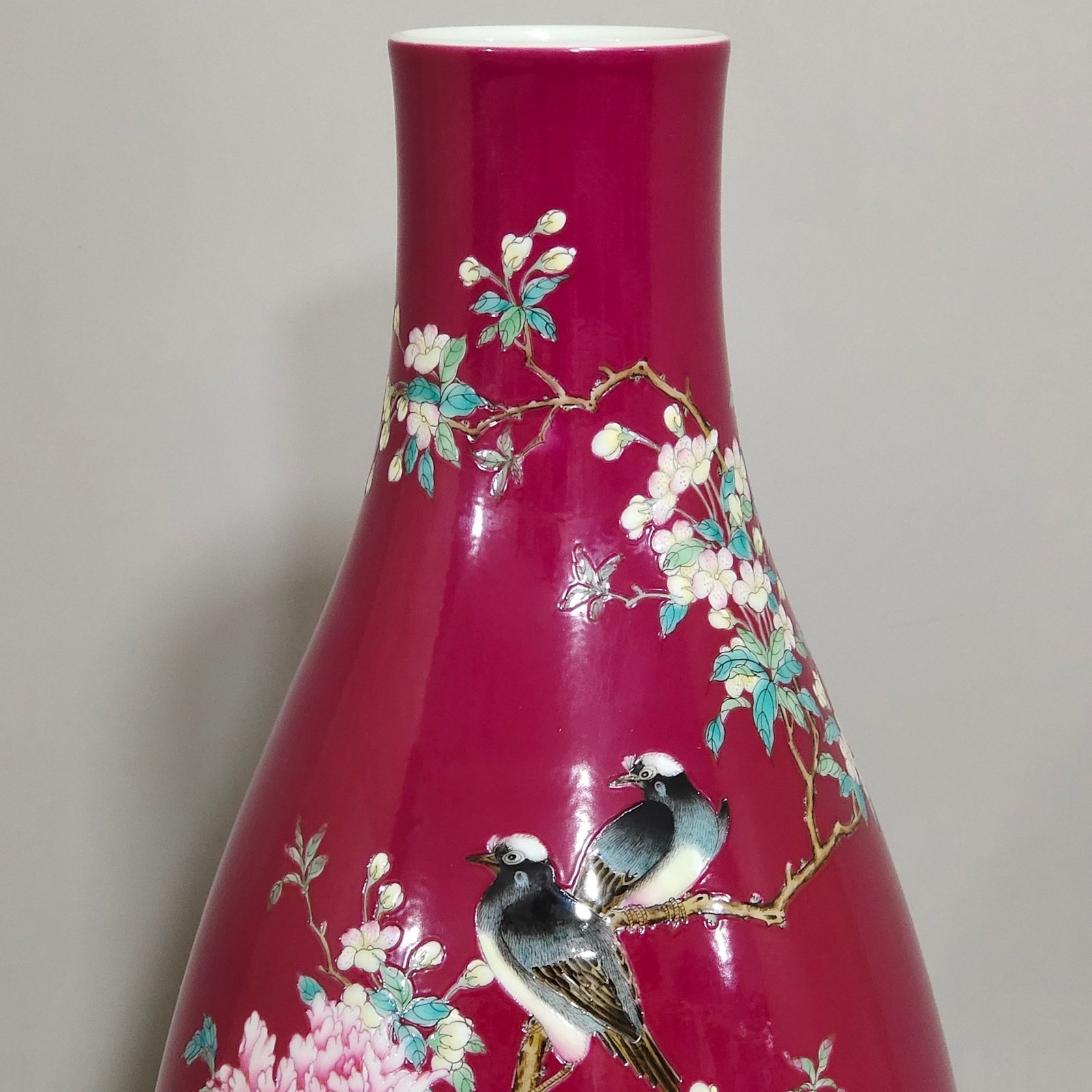 Qing Dynasty Yongzheng rouge flower and bird vase