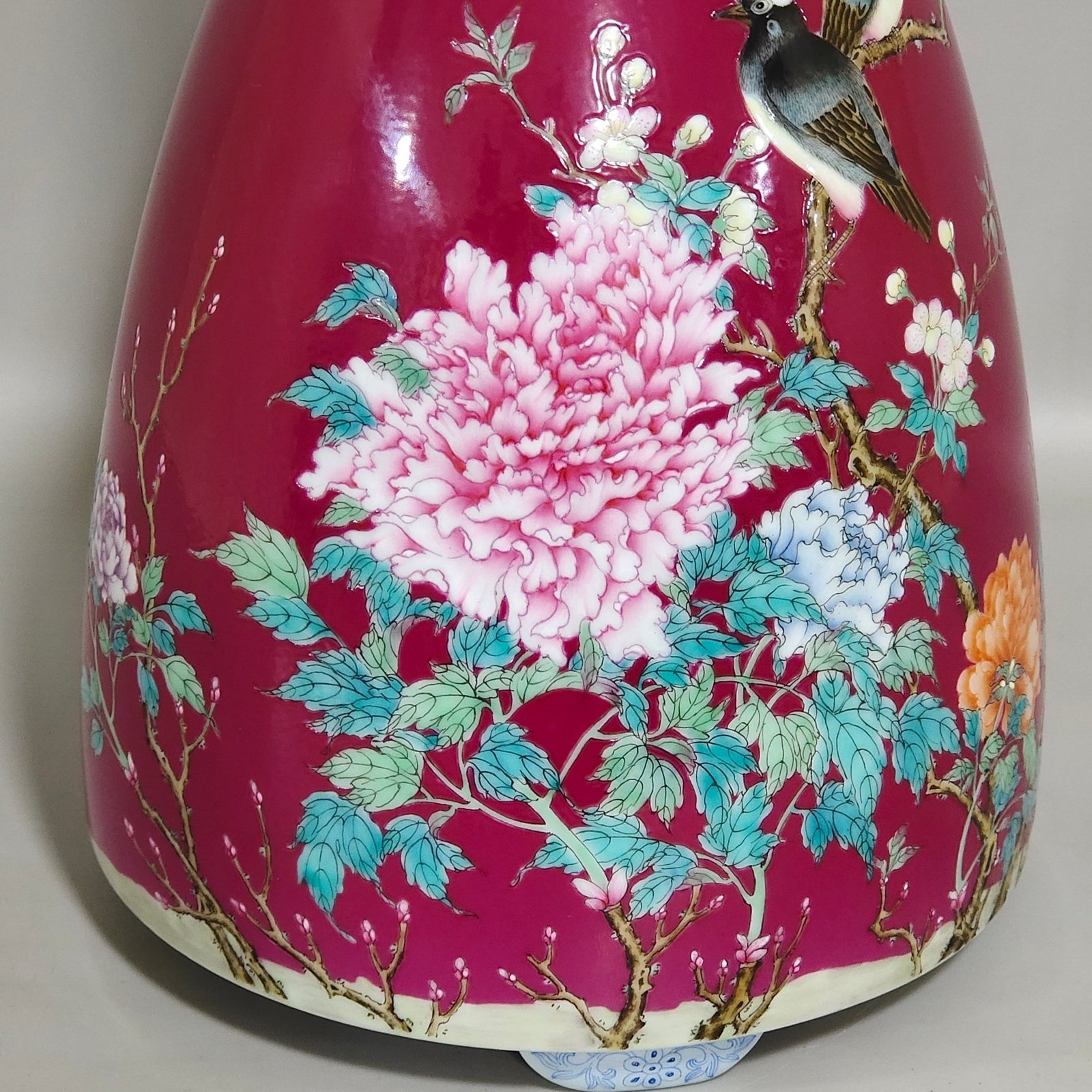 Qing Dynasty Yongzheng rouge flower and bird vase