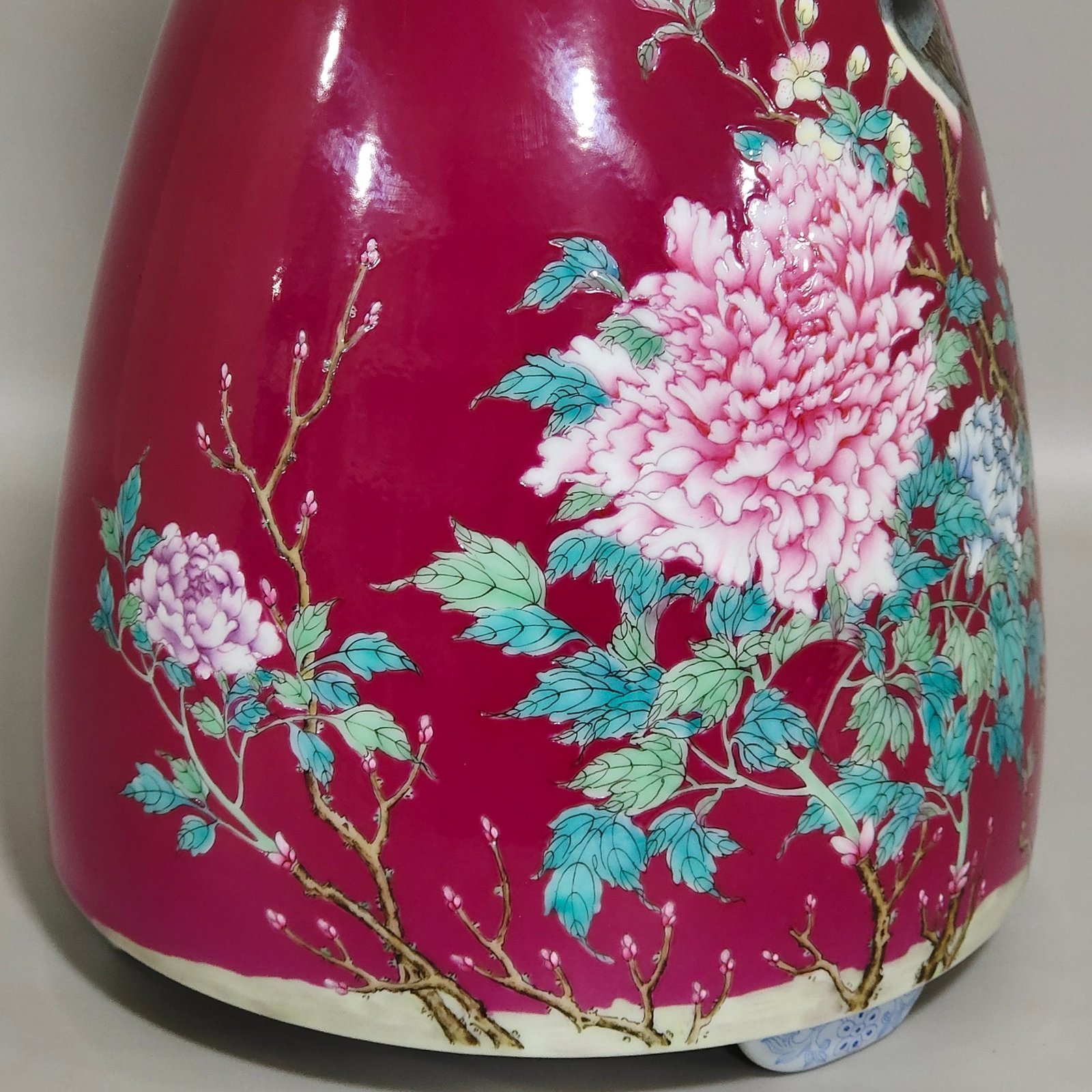 Qing Dynasty Yongzheng rouge flower and bird vase
