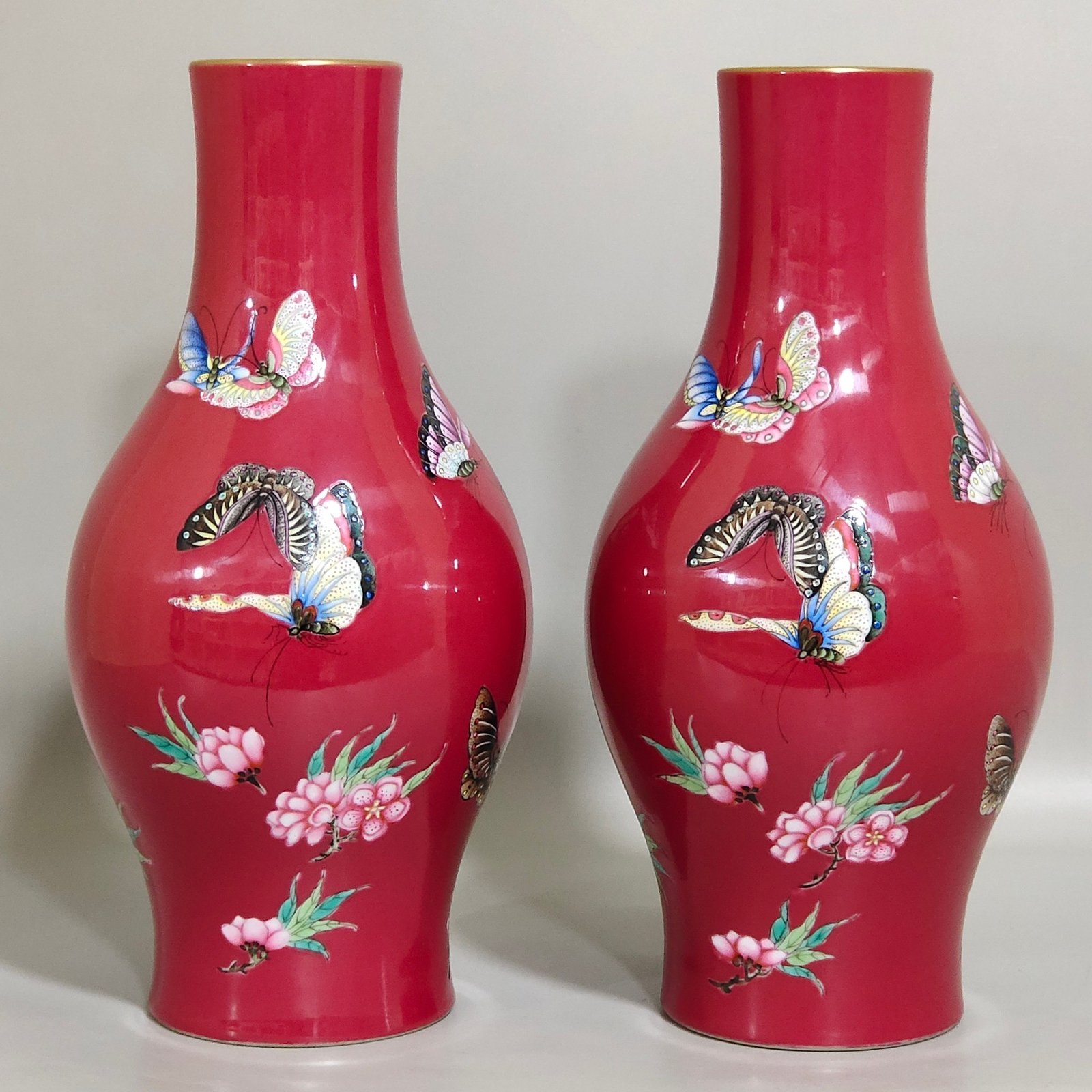 Qing Dynasty Yongzheng rouge red butterfly and flower olive vase