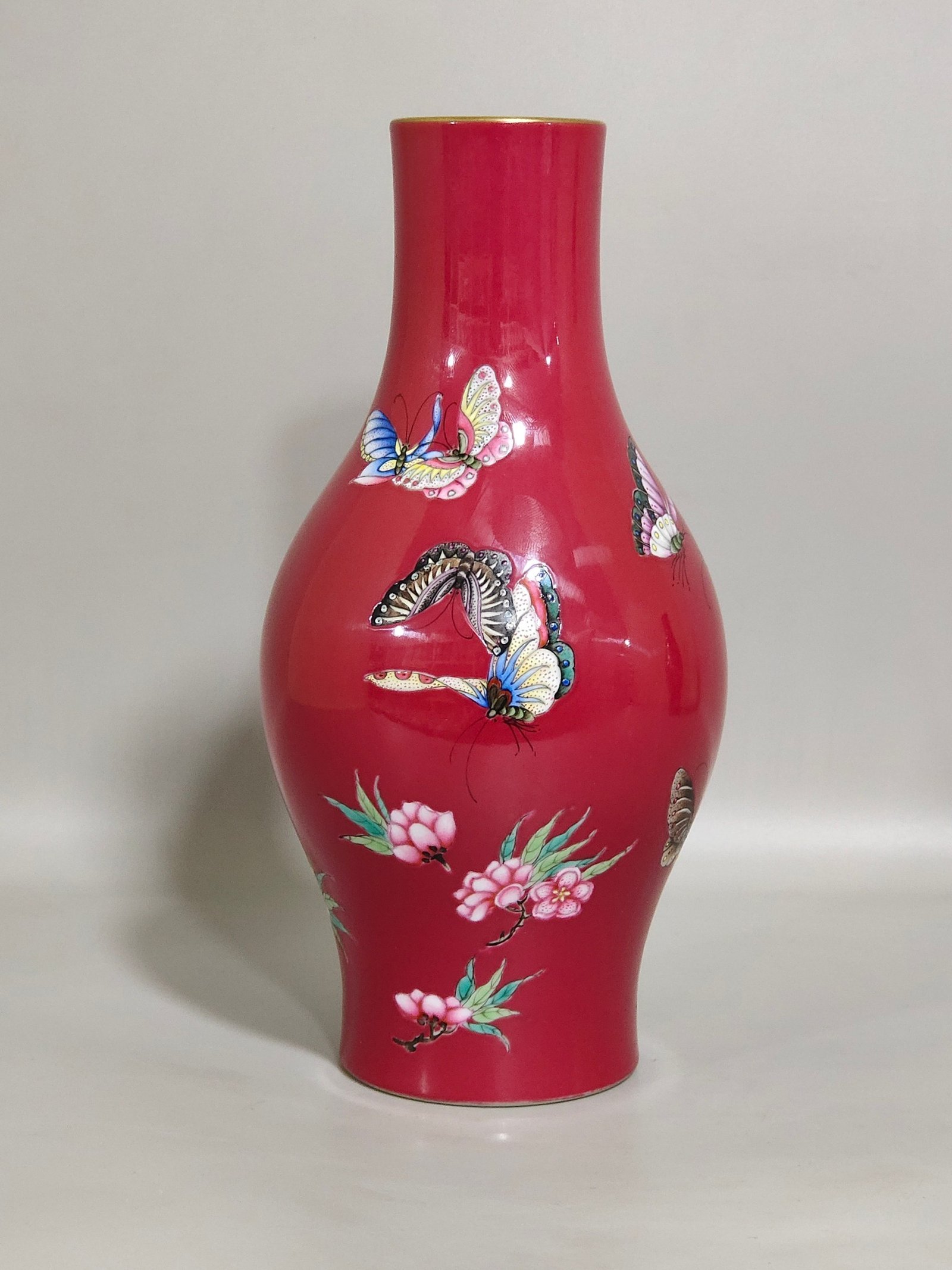 Qing Dynasty Yongzheng rouge red butterfly and flower olive vase