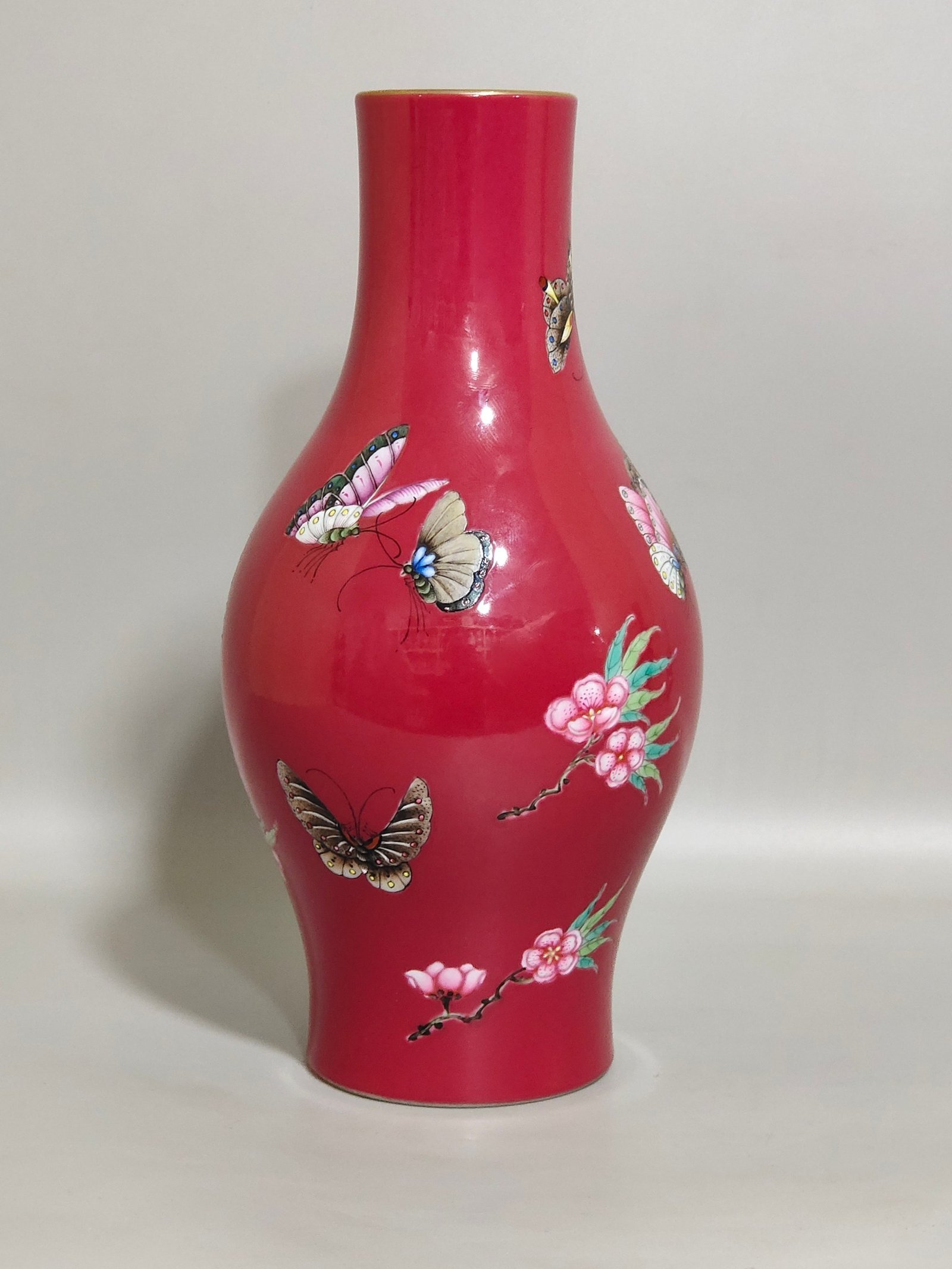 Qing Dynasty Yongzheng rouge red butterfly and flower olive vase