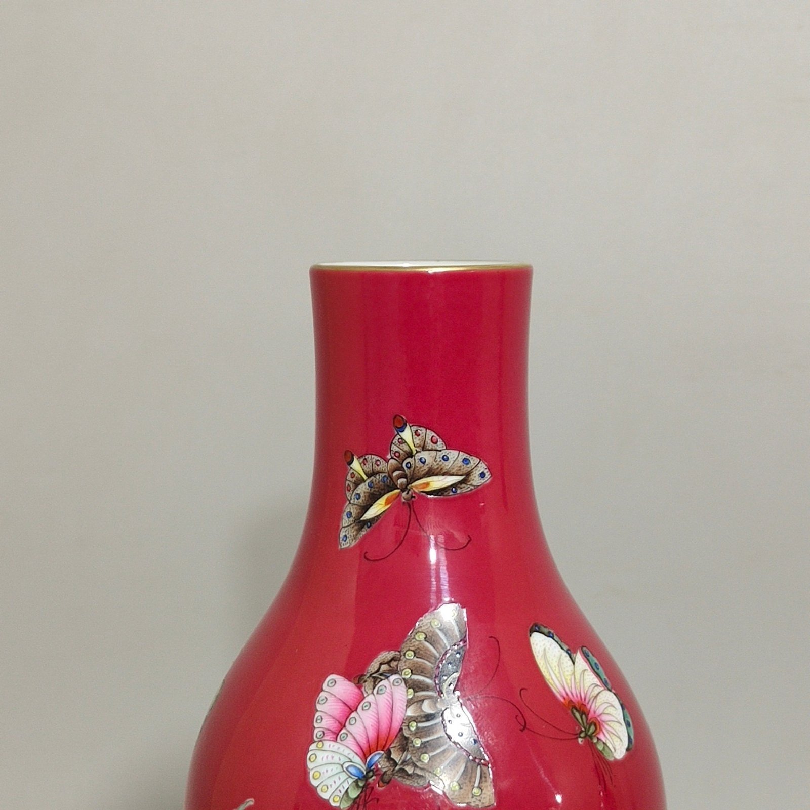 Qing Dynasty Yongzheng rouge red butterfly and flower olive vase