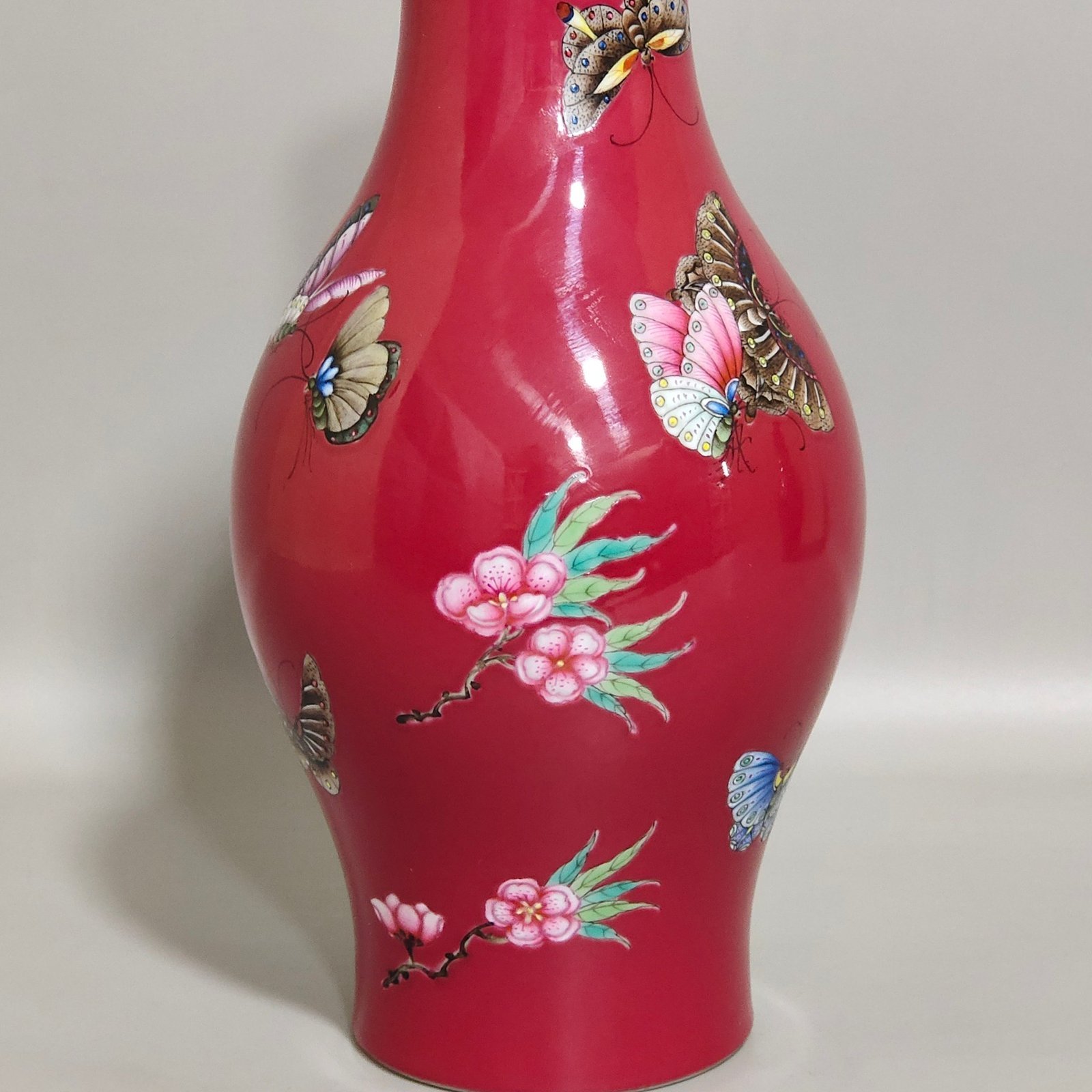 Qing Dynasty Yongzheng rouge red butterfly and flower olive vase