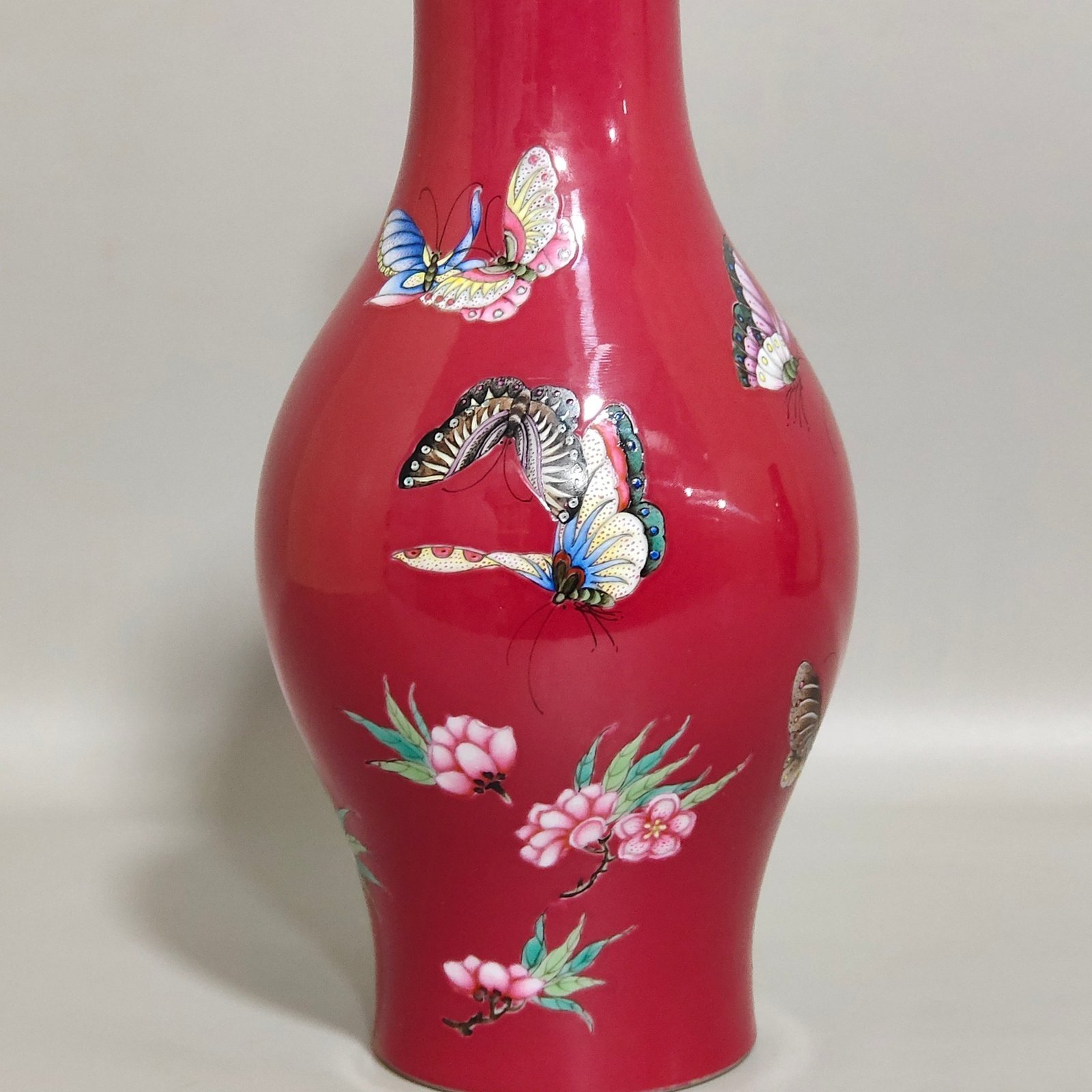 Qing Dynasty Yongzheng rouge red butterfly and flower olive vase