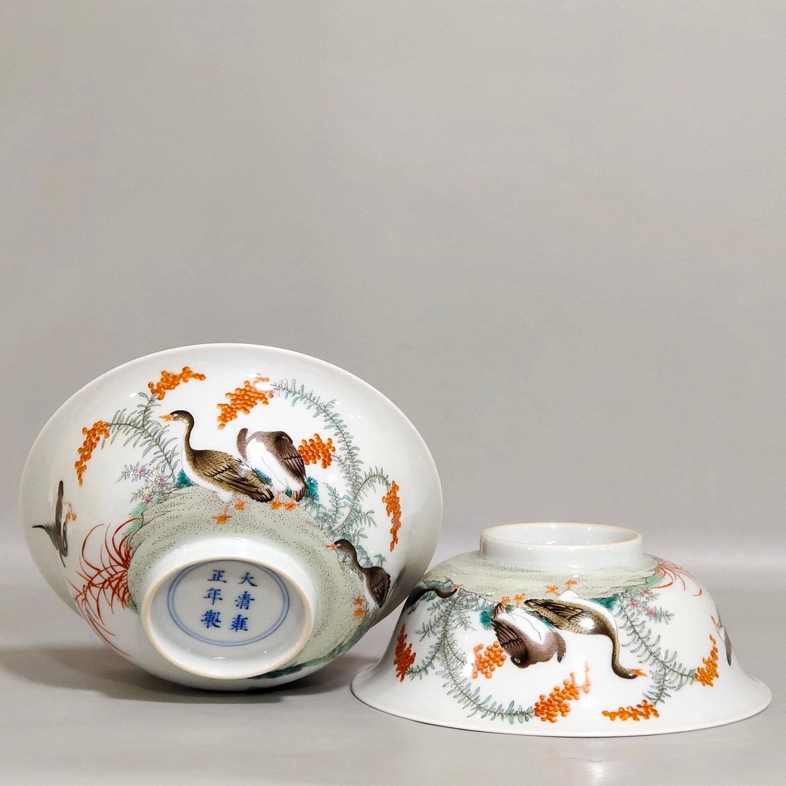 Qing Dynasty Yongzheng A peach bowl with a peach bowl
