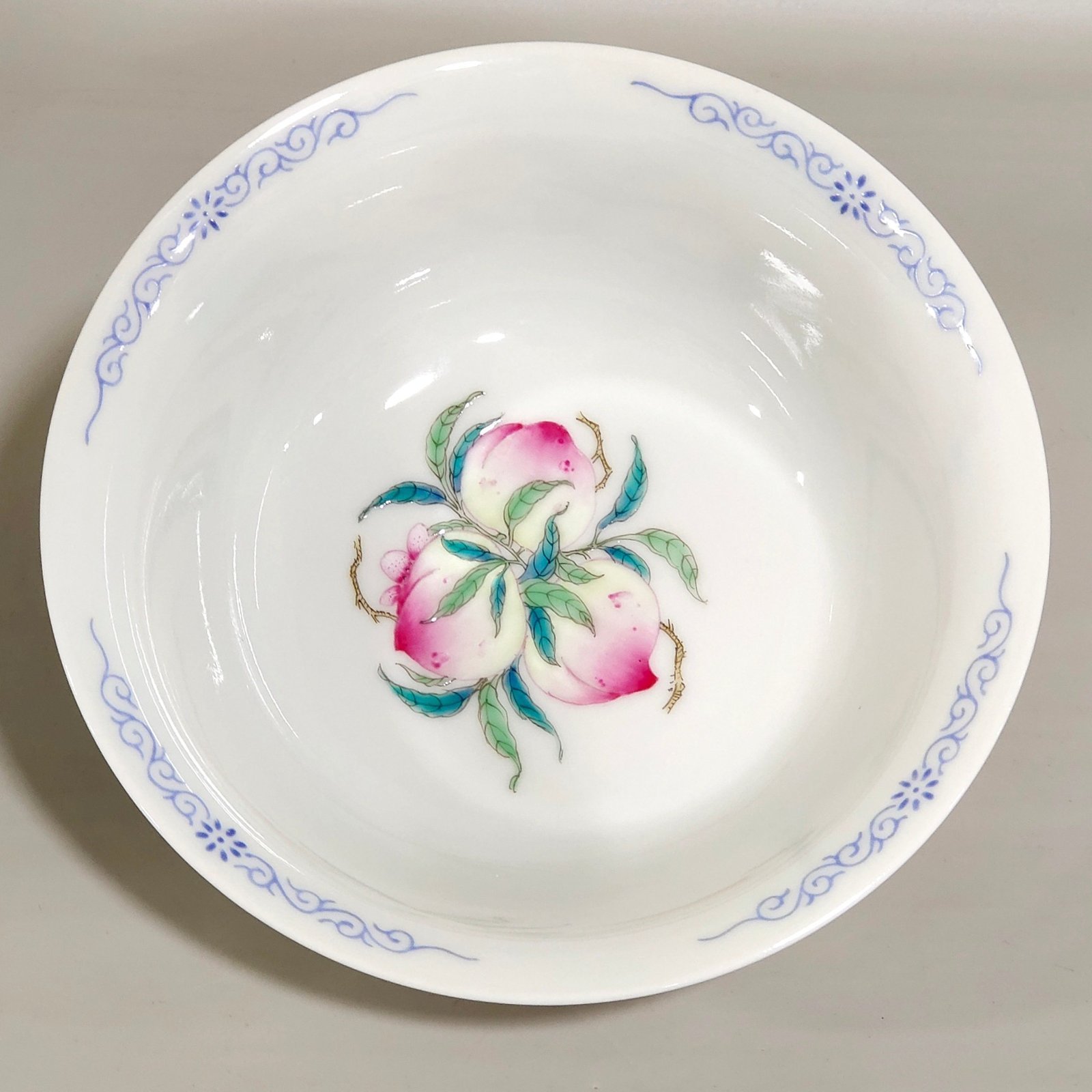 Qing Dynasty Yongzheng A peach bowl with a peach bowl