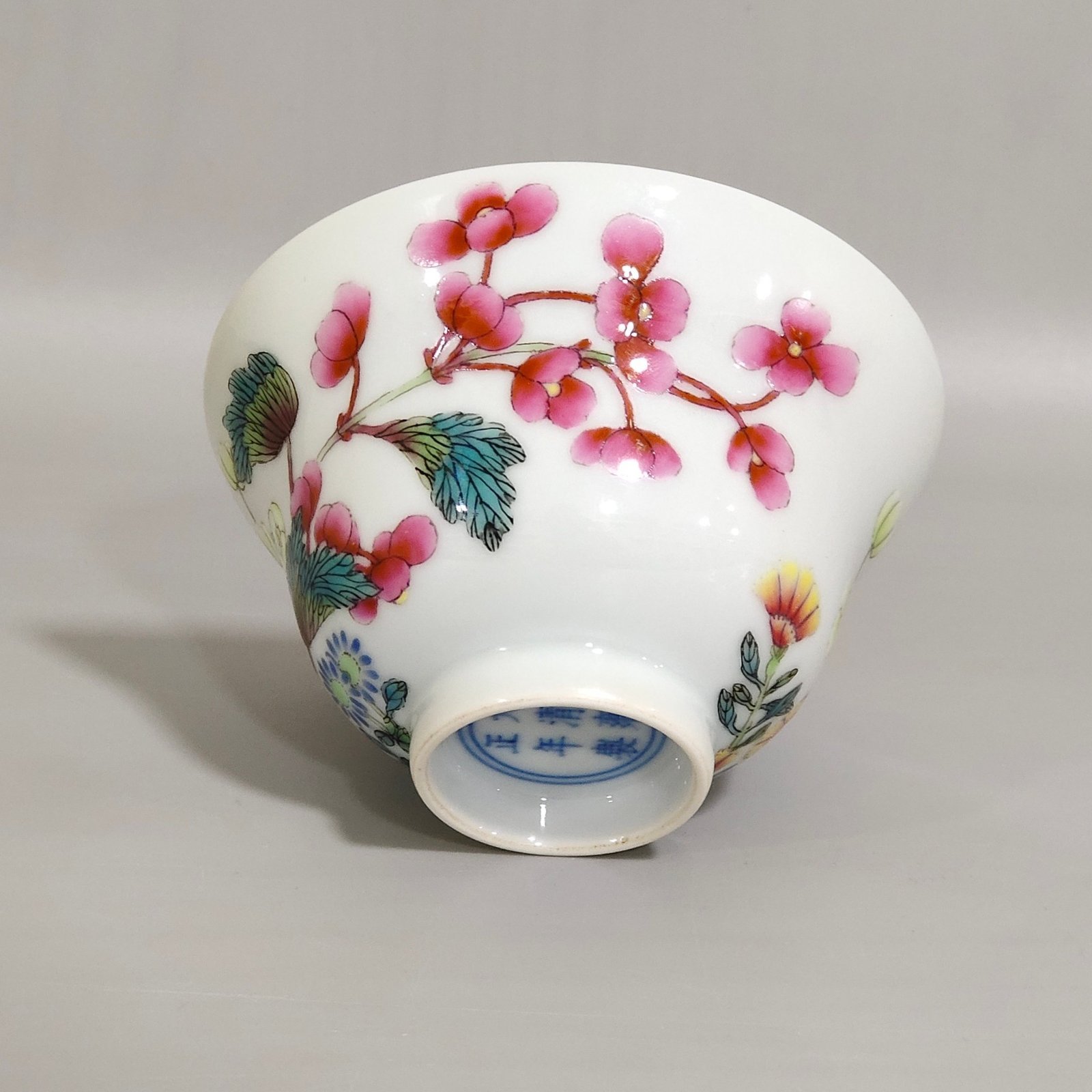 Qing Dynasty Yongzheng flower folding cup