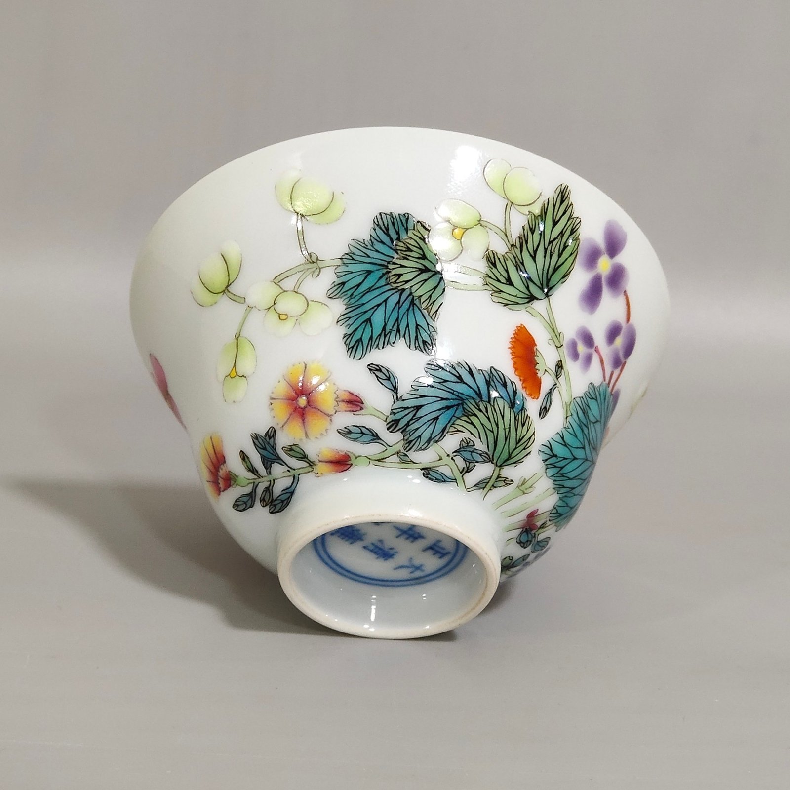 Qing Dynasty Yongzheng flower folding cup