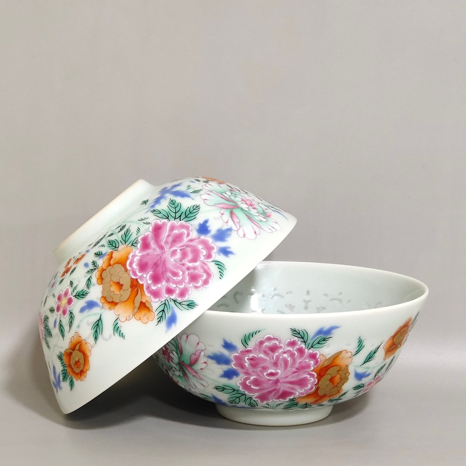 Qing Dynasty Yongzheng An exquisite floral bowl