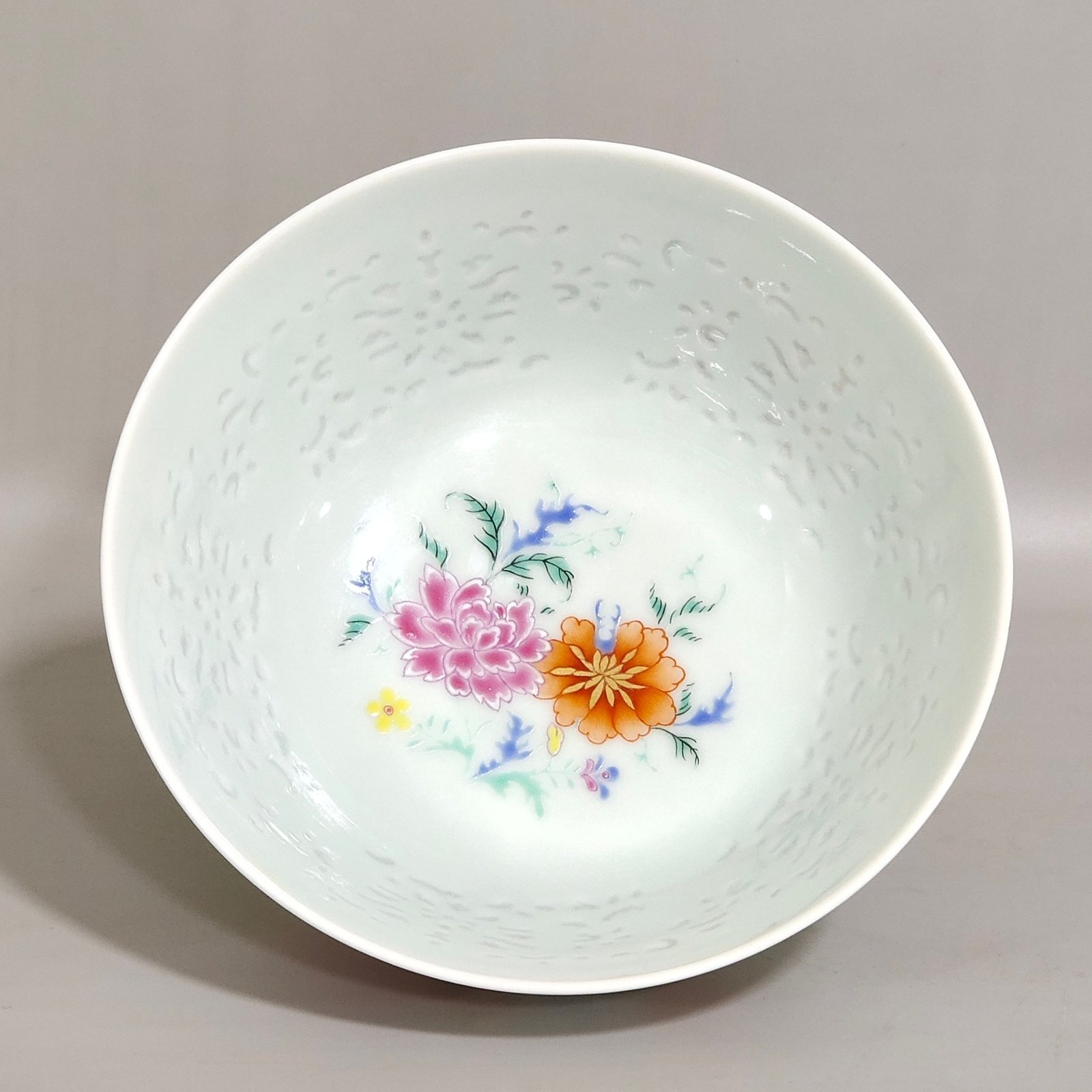 Qing Dynasty Yongzheng An exquisite floral bowl