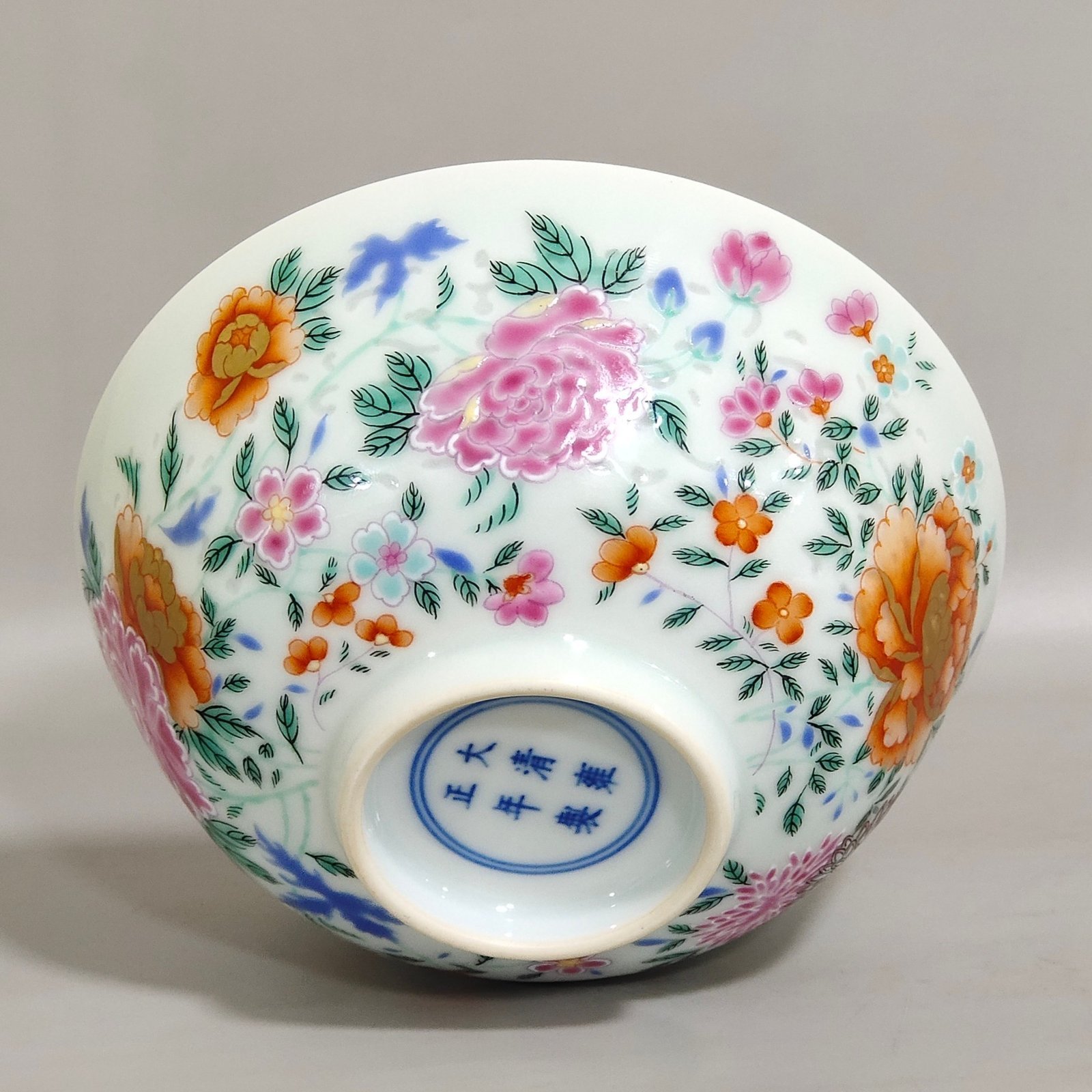 Qing Dynasty Yongzheng An exquisite floral bowl