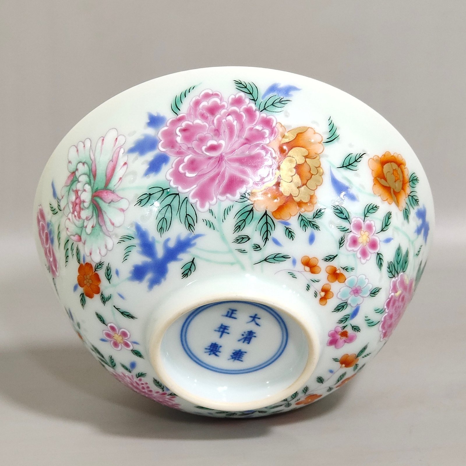 Qing Dynasty Yongzheng An exquisite floral bowl