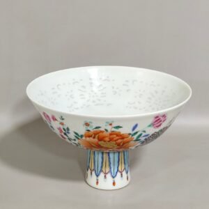 Qing Dynasty Yongzheng exquisite floral tall bowl