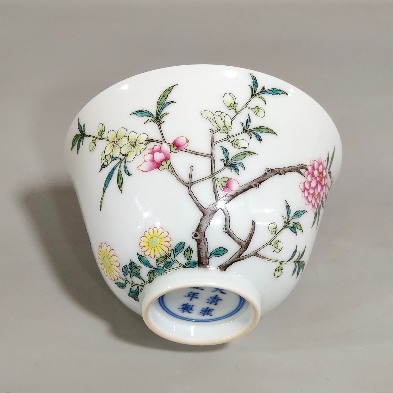 Qing Dynasty Yongzheng flower and butterfly cup