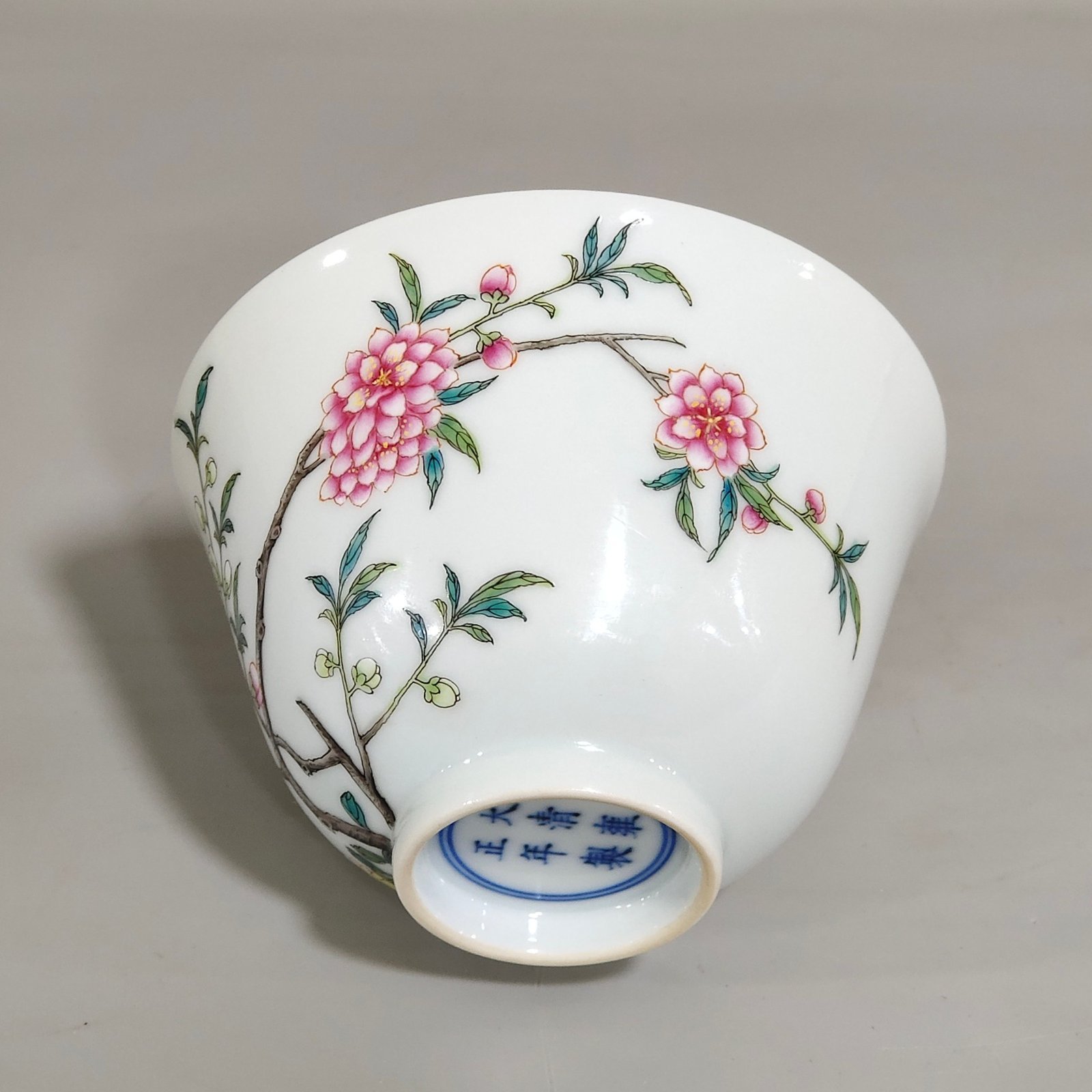 Qing Dynasty Yongzheng flower and butterfly cup