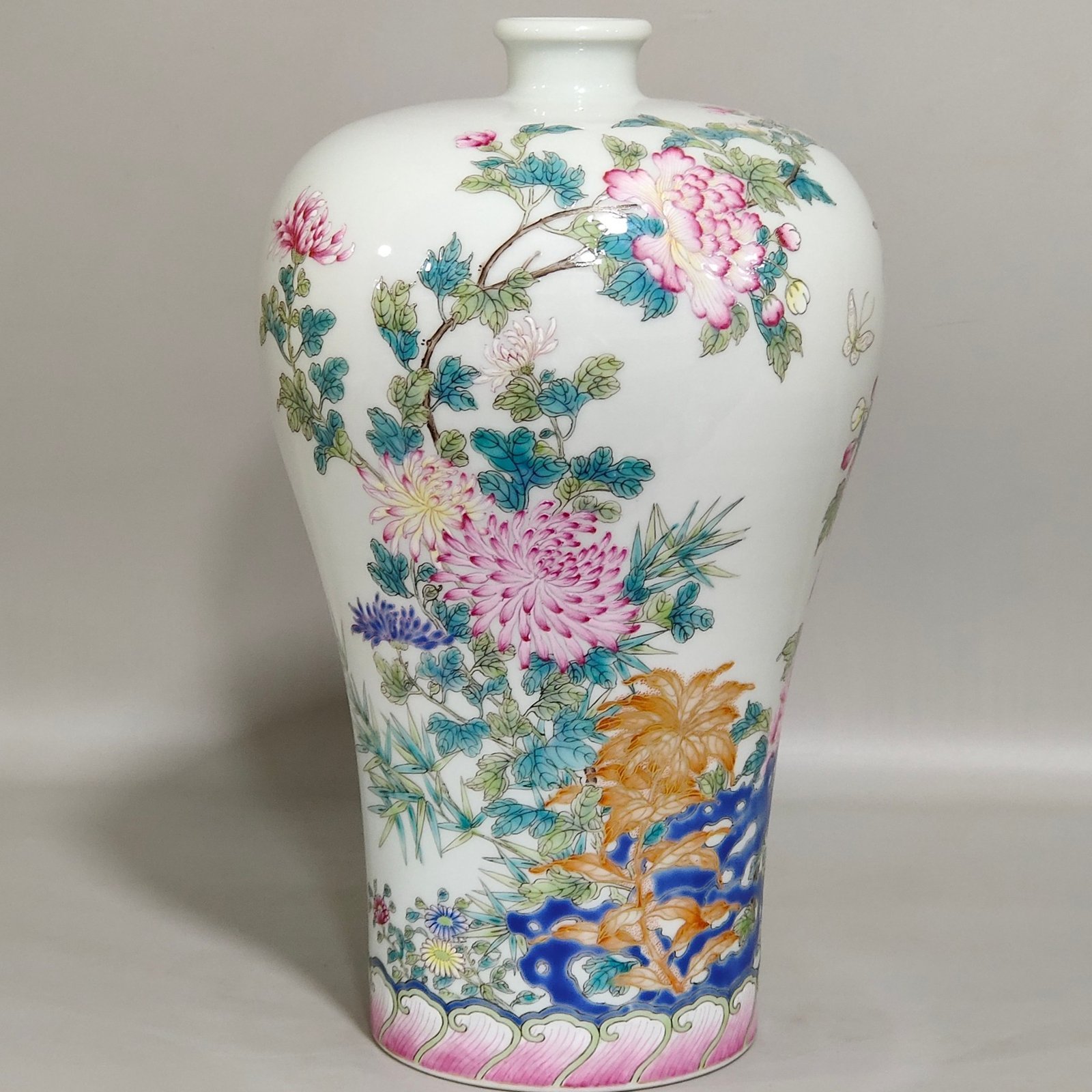 Qing Dynasty Yongzheng flower and butterfly plum vase