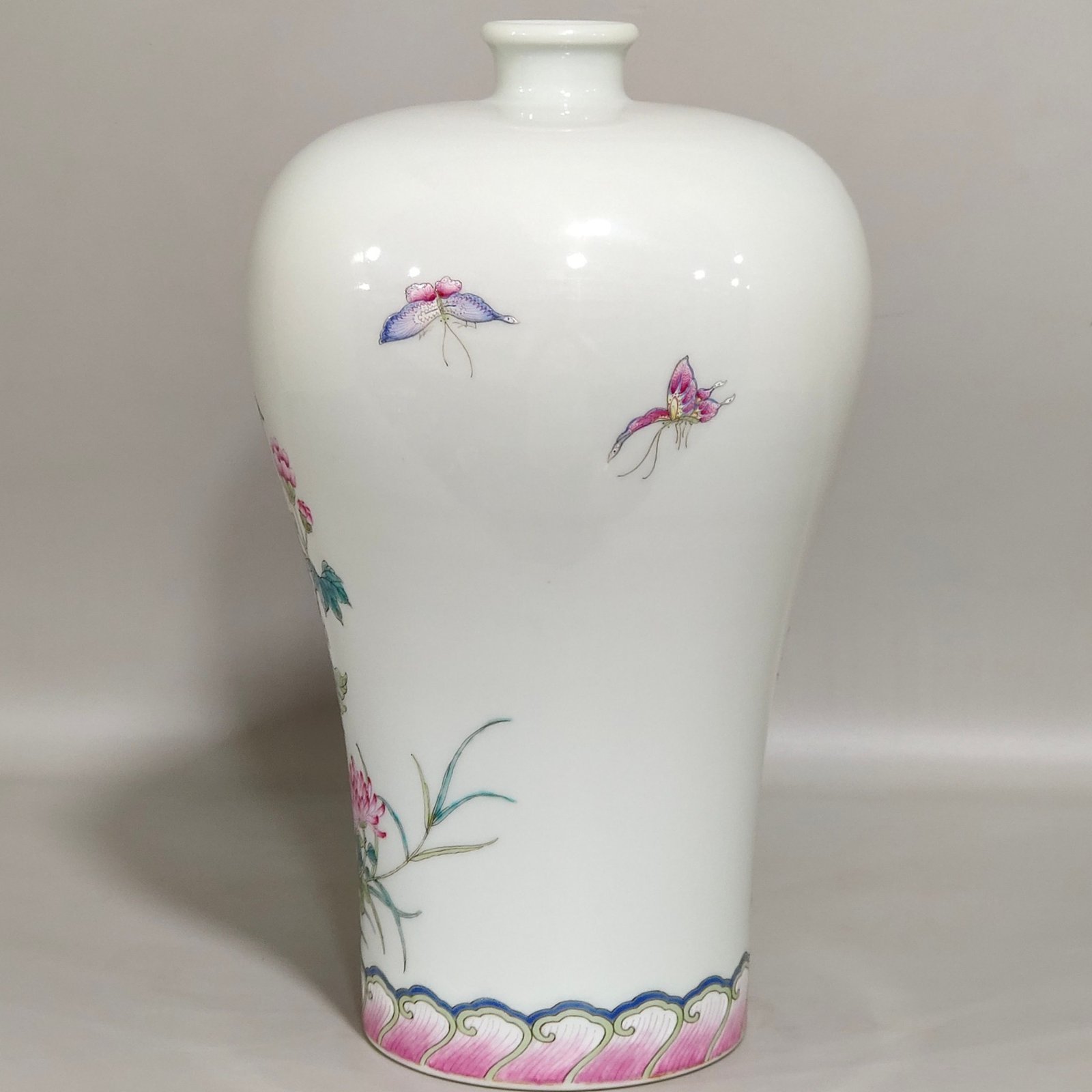 Qing Dynasty Yongzheng flower and butterfly plum vase
