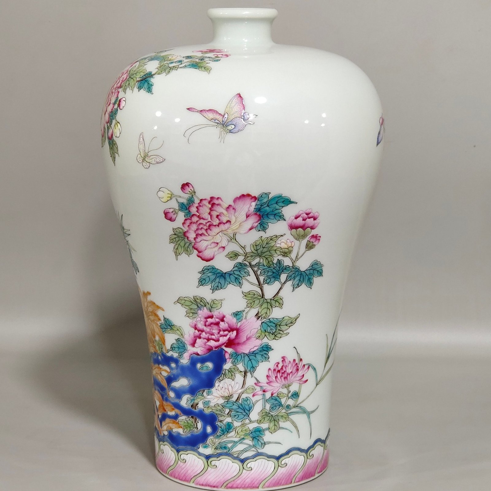 Qing Dynasty Yongzheng flower and butterfly plum vase