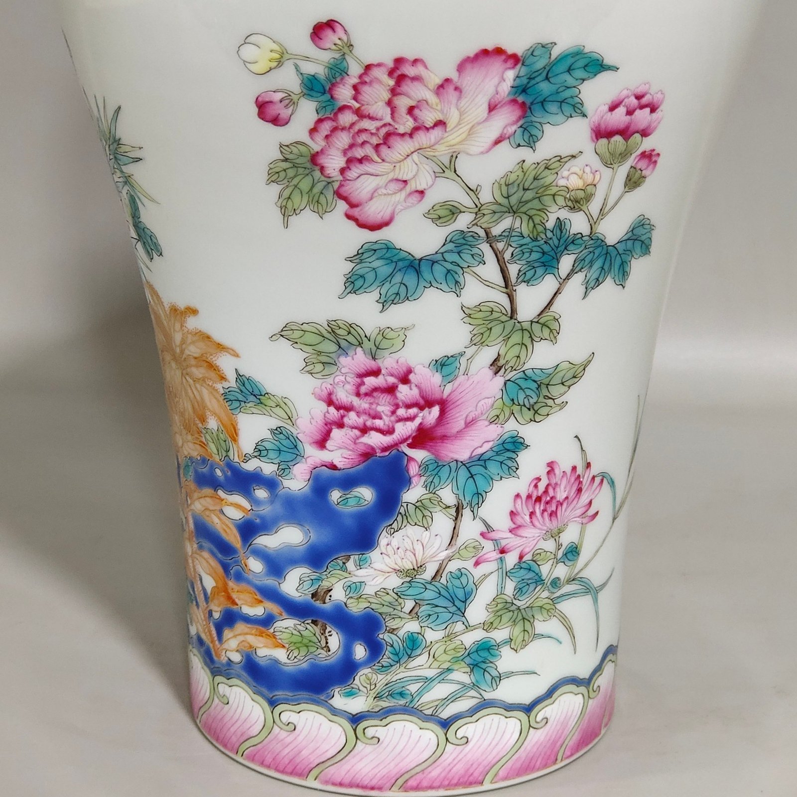 Qing Dynasty Yongzheng flower and butterfly plum vase