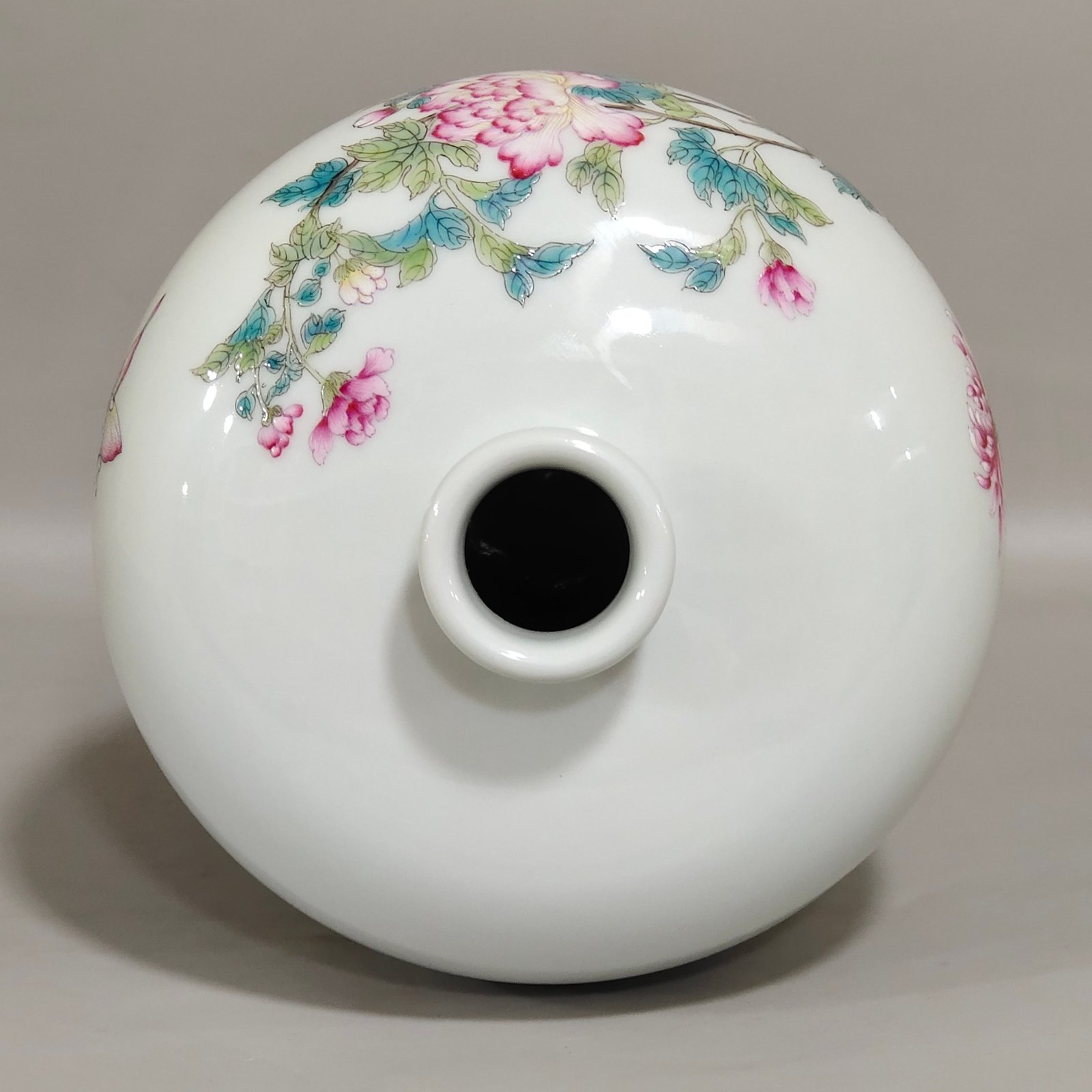 Qing Dynasty Yongzheng flower and butterfly plum vase