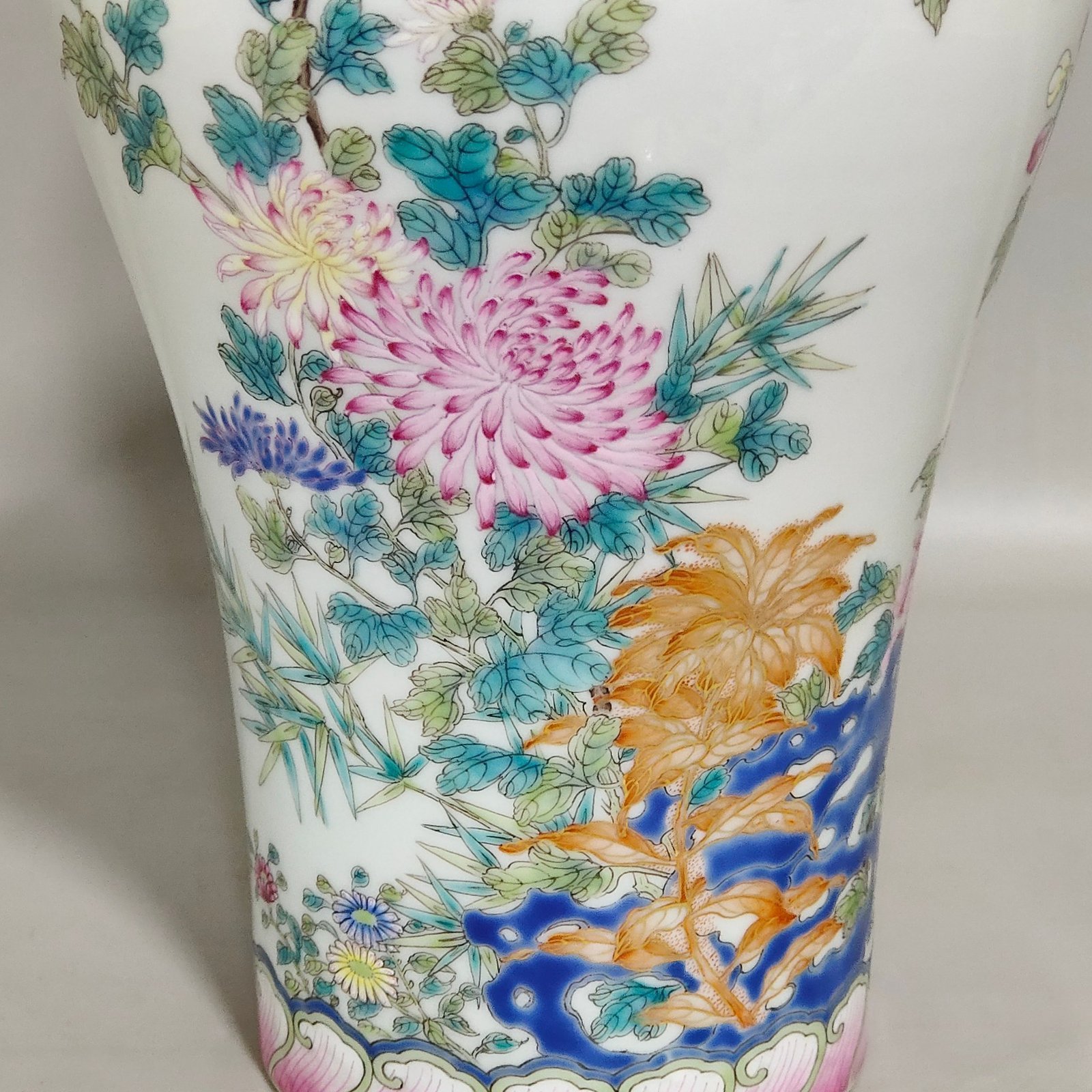 Qing Dynasty Yongzheng flower and butterfly plum vase