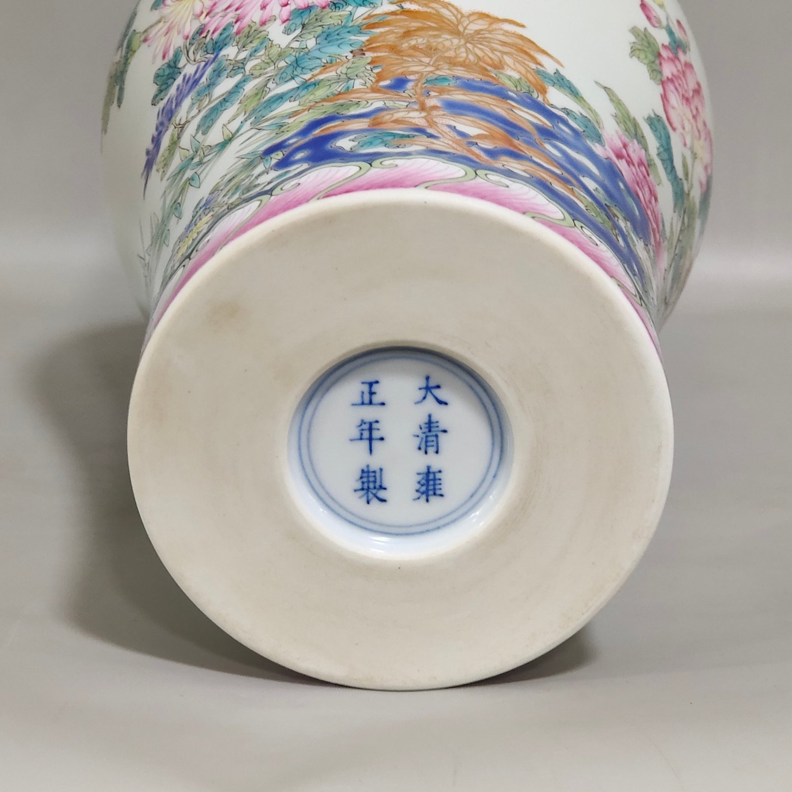 Qing Dynasty Yongzheng flower and butterfly plum vase