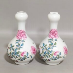 Qing Dynasty Yongzheng flower butterfly garlic vial