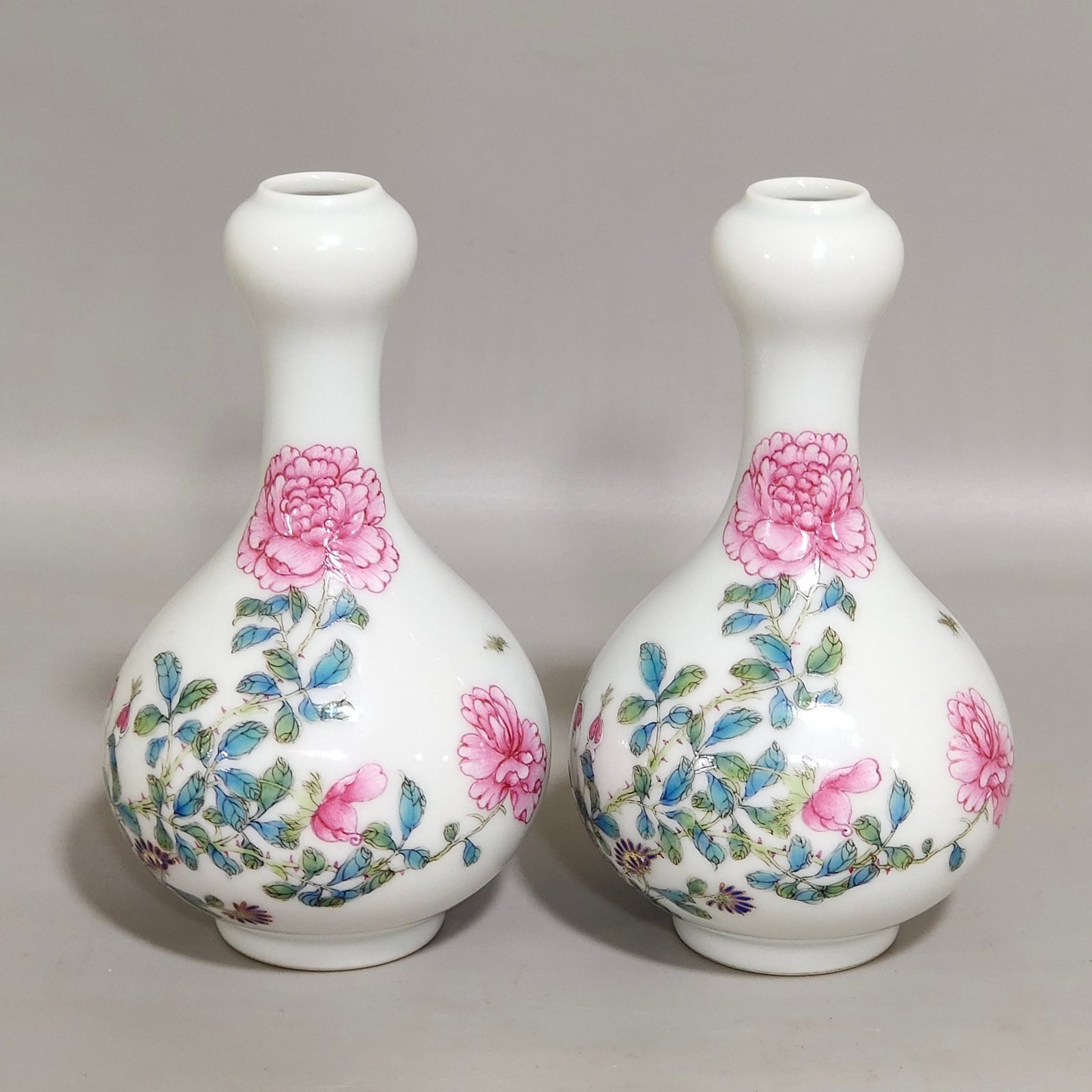 Qing Dynasty Yongzheng flower butterfly garlic vial