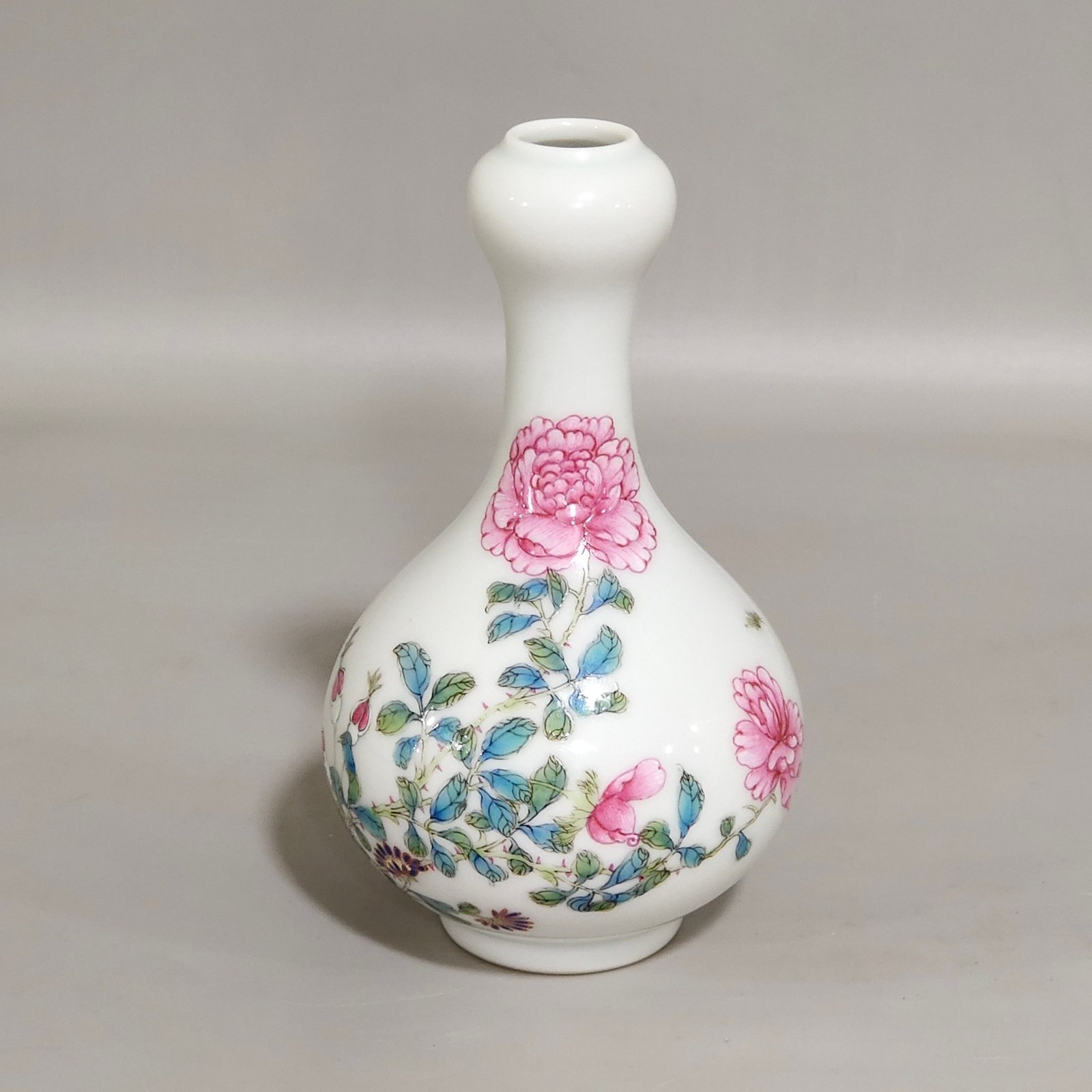 Qing Dynasty Yongzheng flower butterfly garlic vial