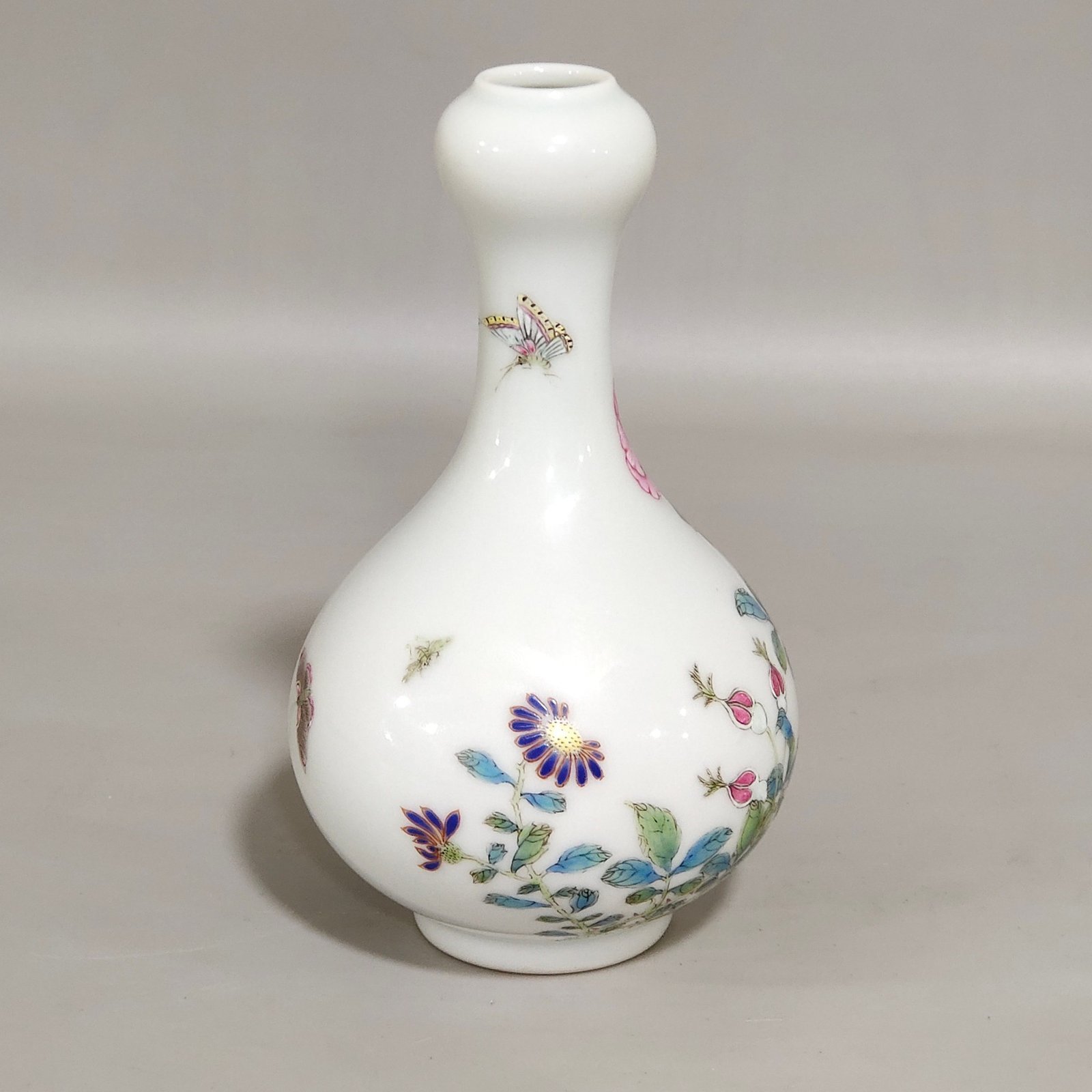 Qing Dynasty Yongzheng flower butterfly garlic vial