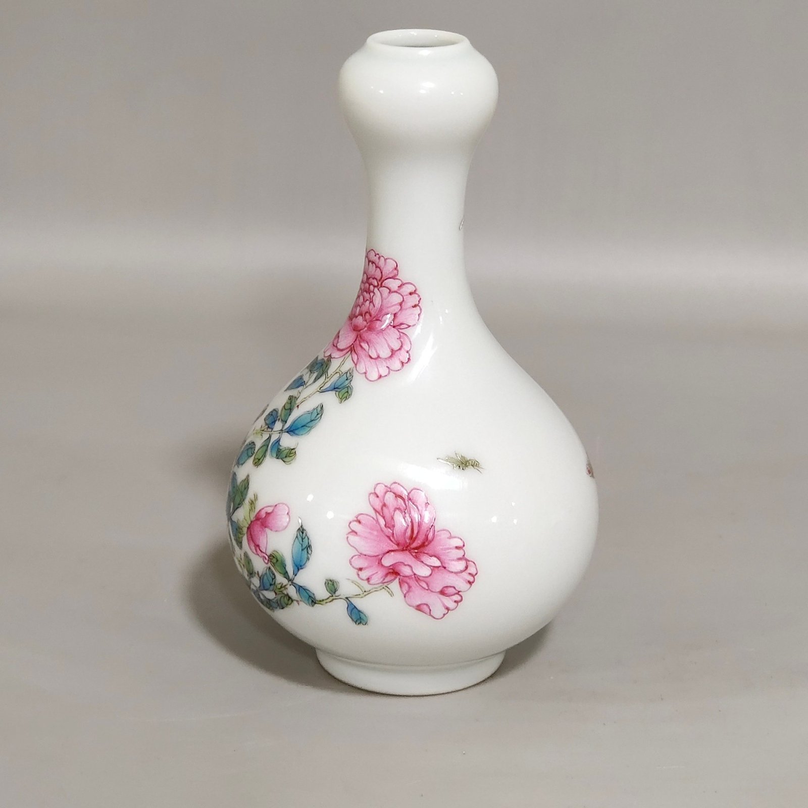 Qing Dynasty Yongzheng flower butterfly garlic vial