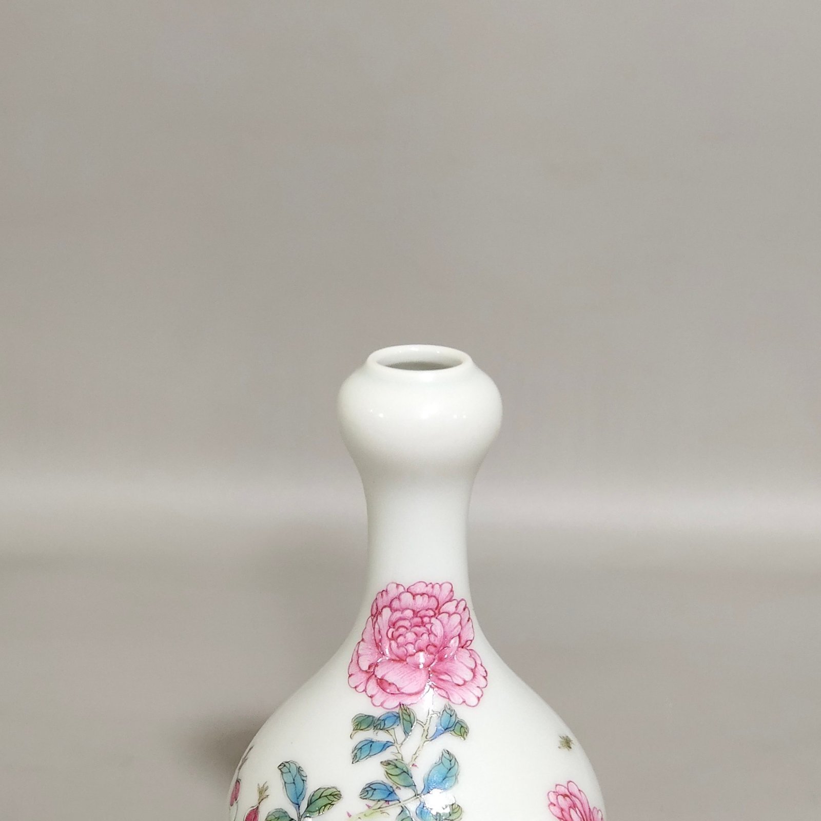 Qing Dynasty Yongzheng flower butterfly garlic vial