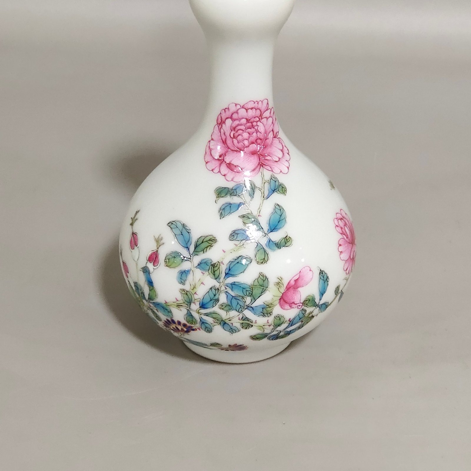 Qing Dynasty Yongzheng flower butterfly garlic vial
