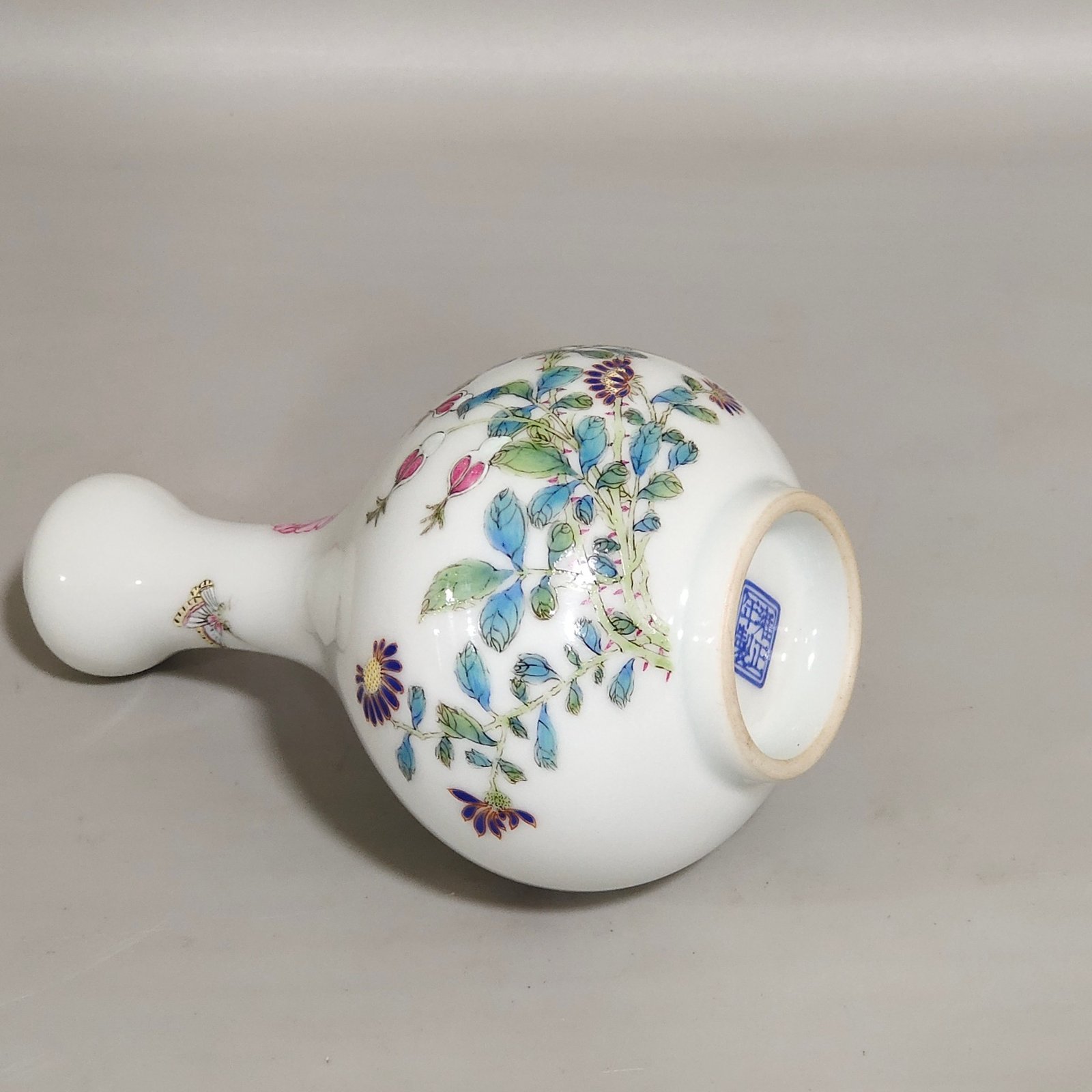 Qing Dynasty Yongzheng flower butterfly garlic vial