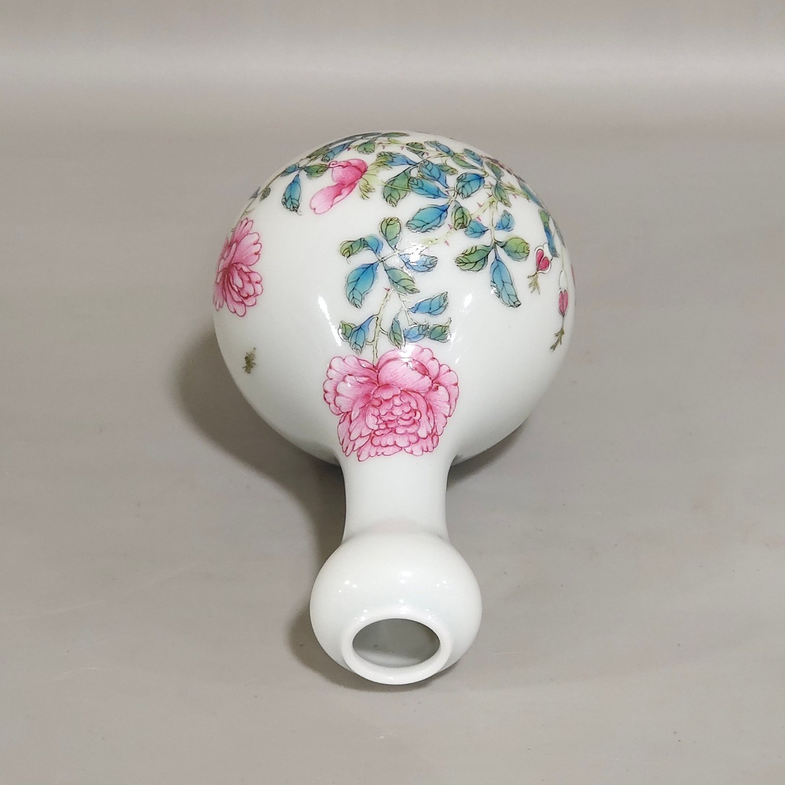 Qing Dynasty Yongzheng flower butterfly garlic vial