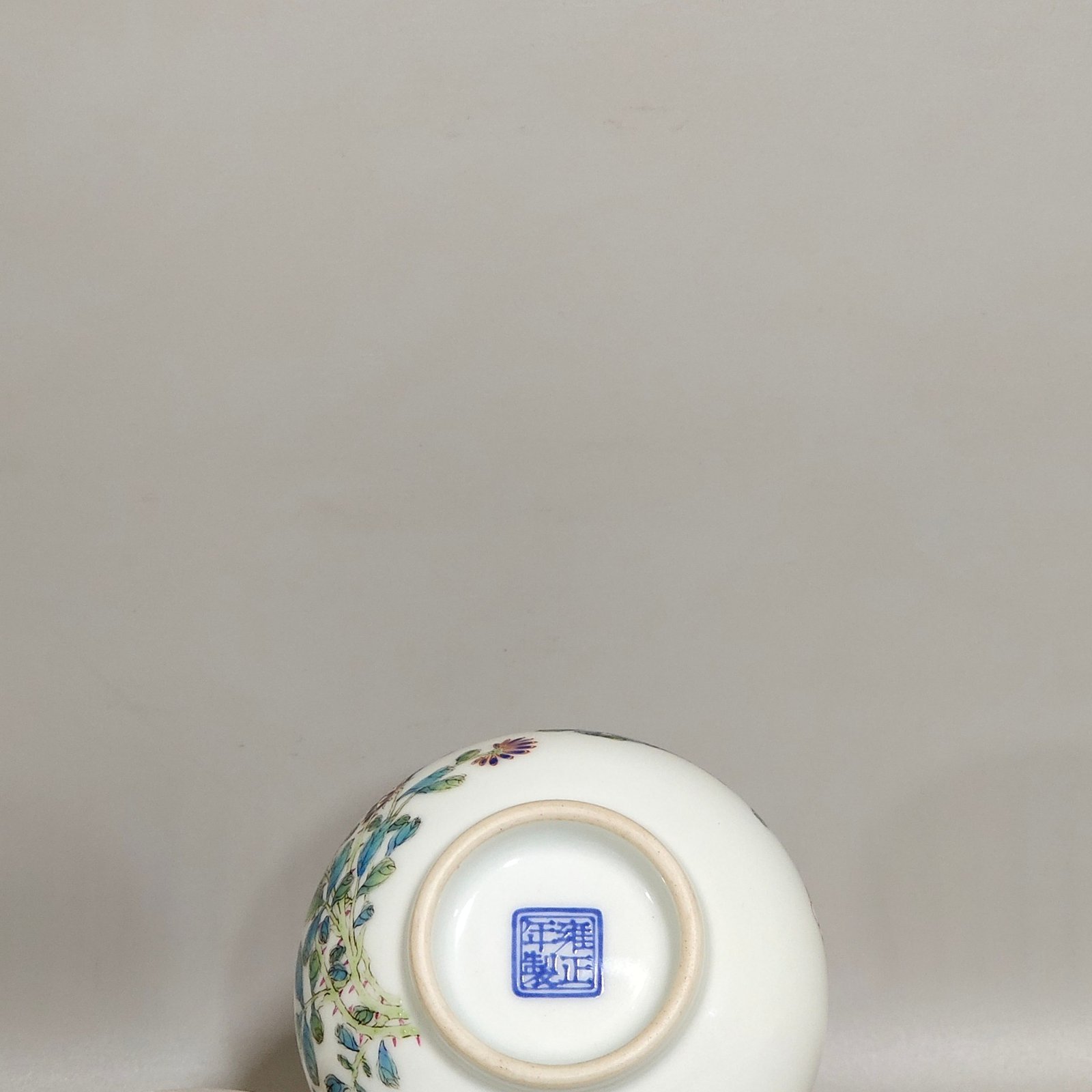 Qing Dynasty Yongzheng flower butterfly garlic vial