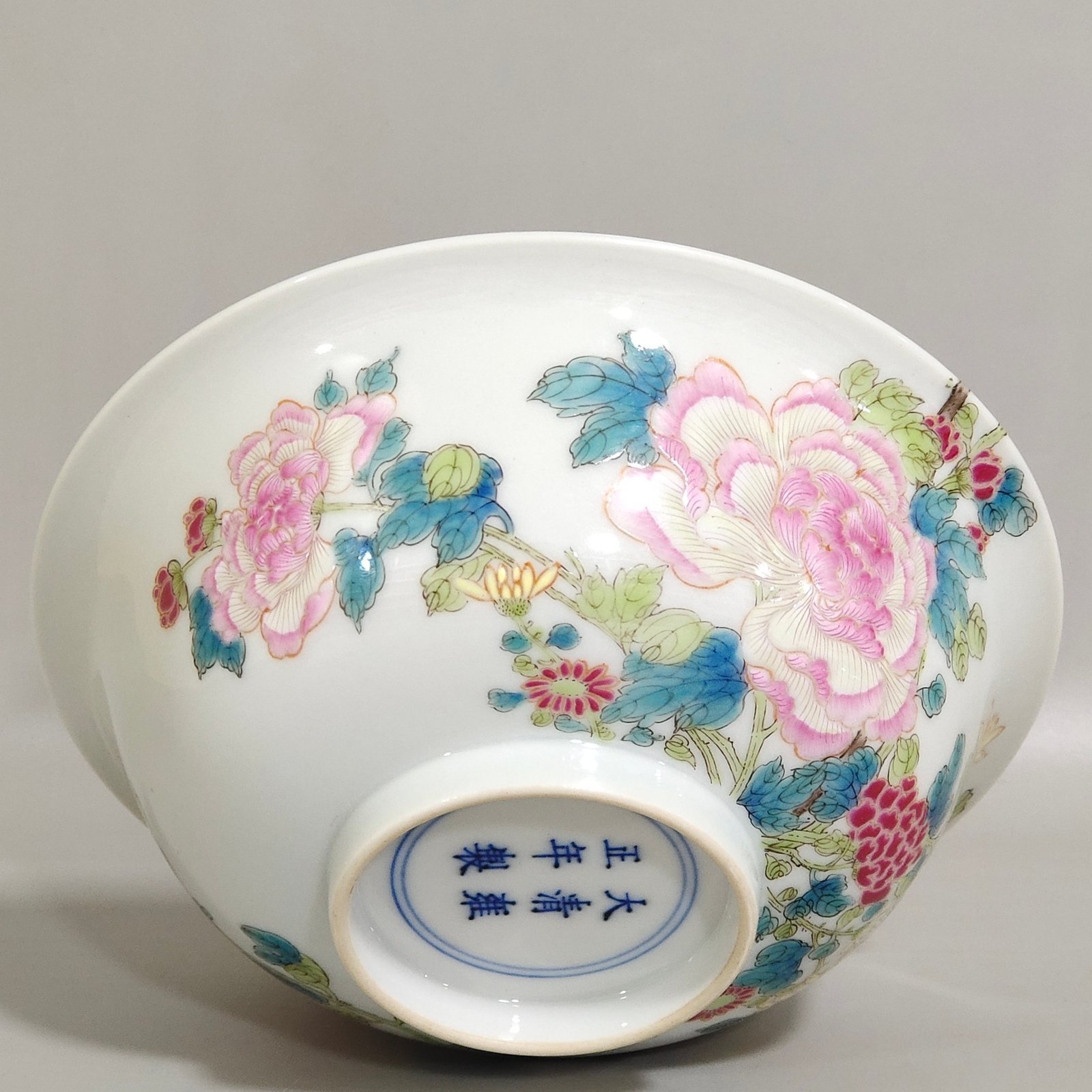 Qing Dynasty Yongzheng flower wall bowl
