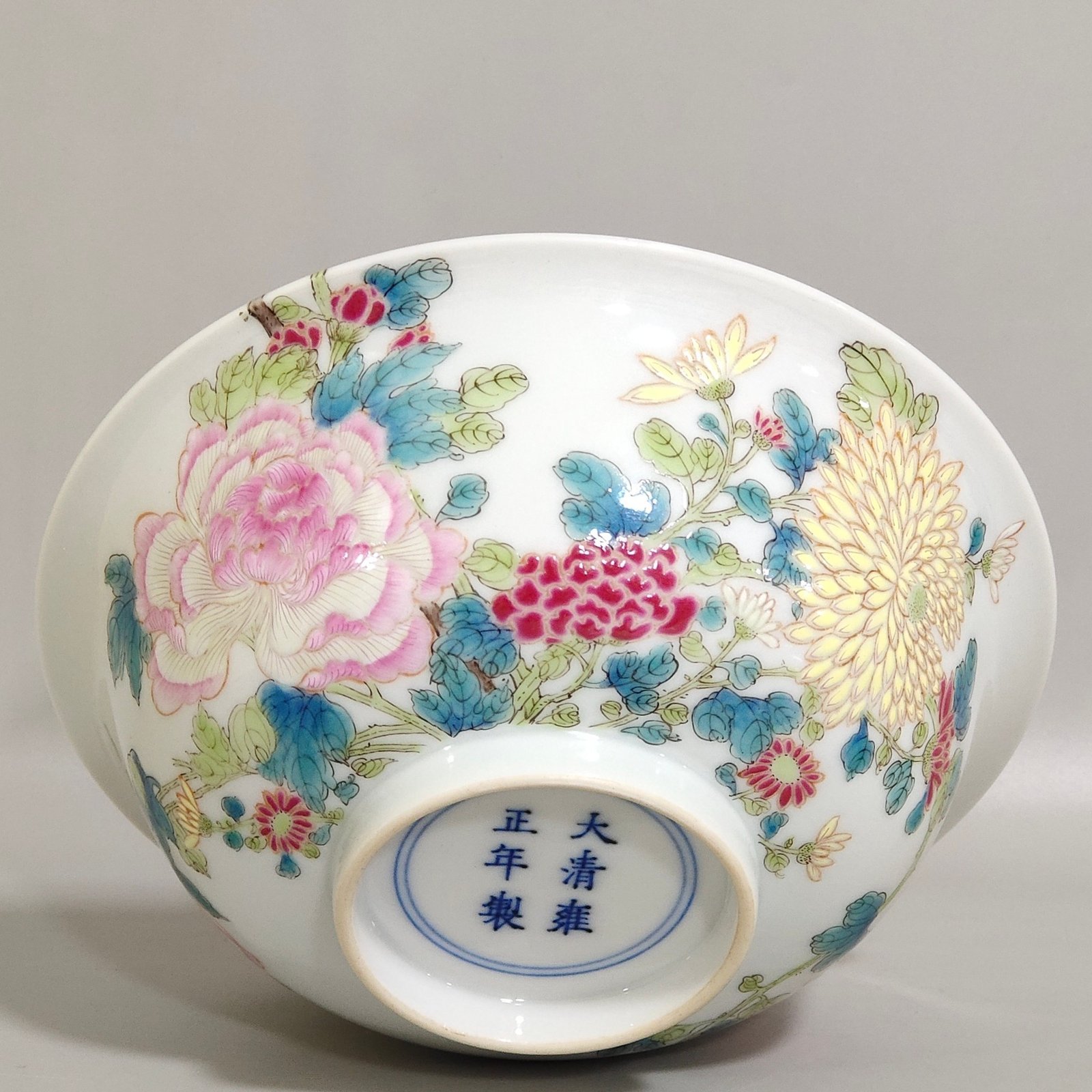 Qing Dynasty Yongzheng flower wall bowl
