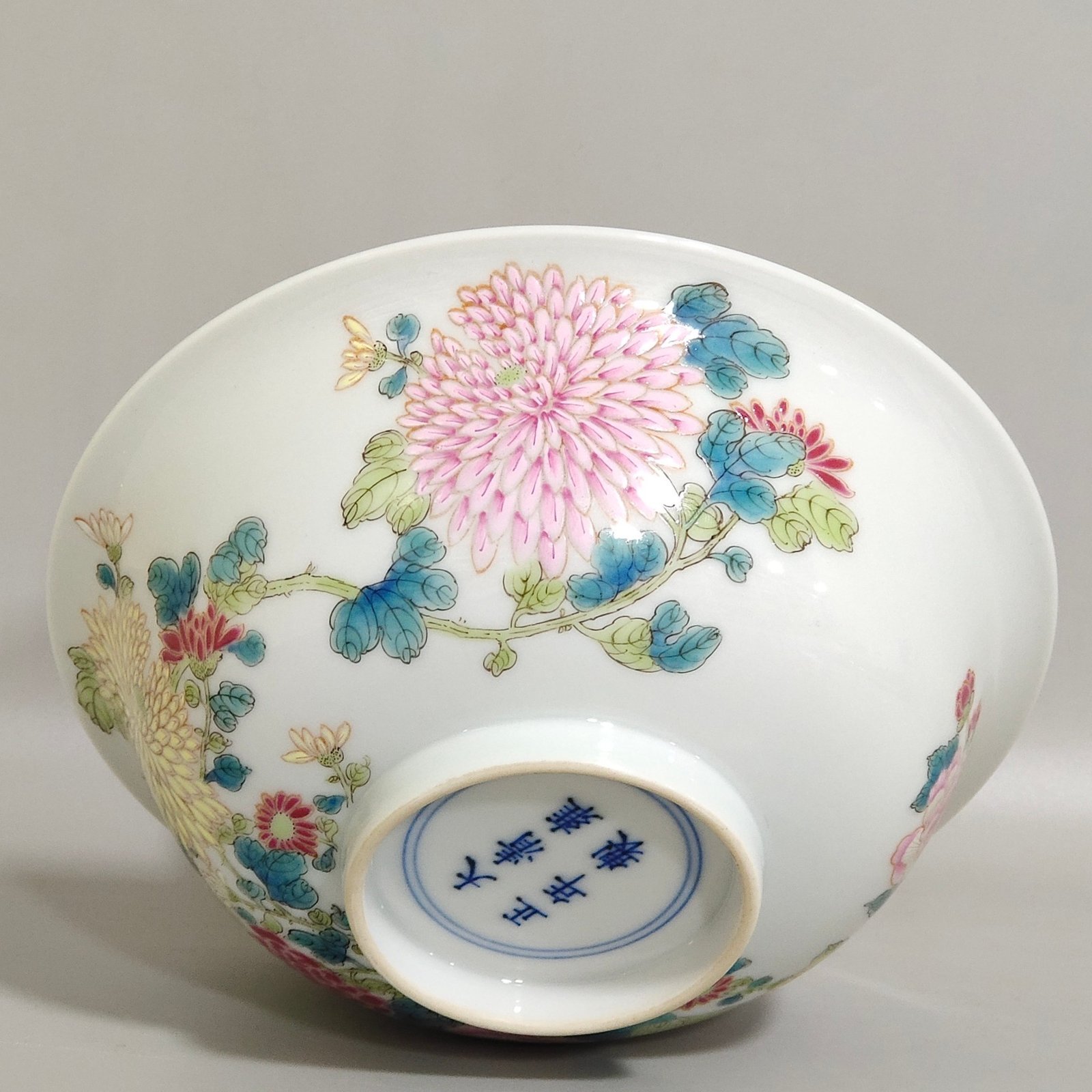 Qing Dynasty Yongzheng flower wall bowl