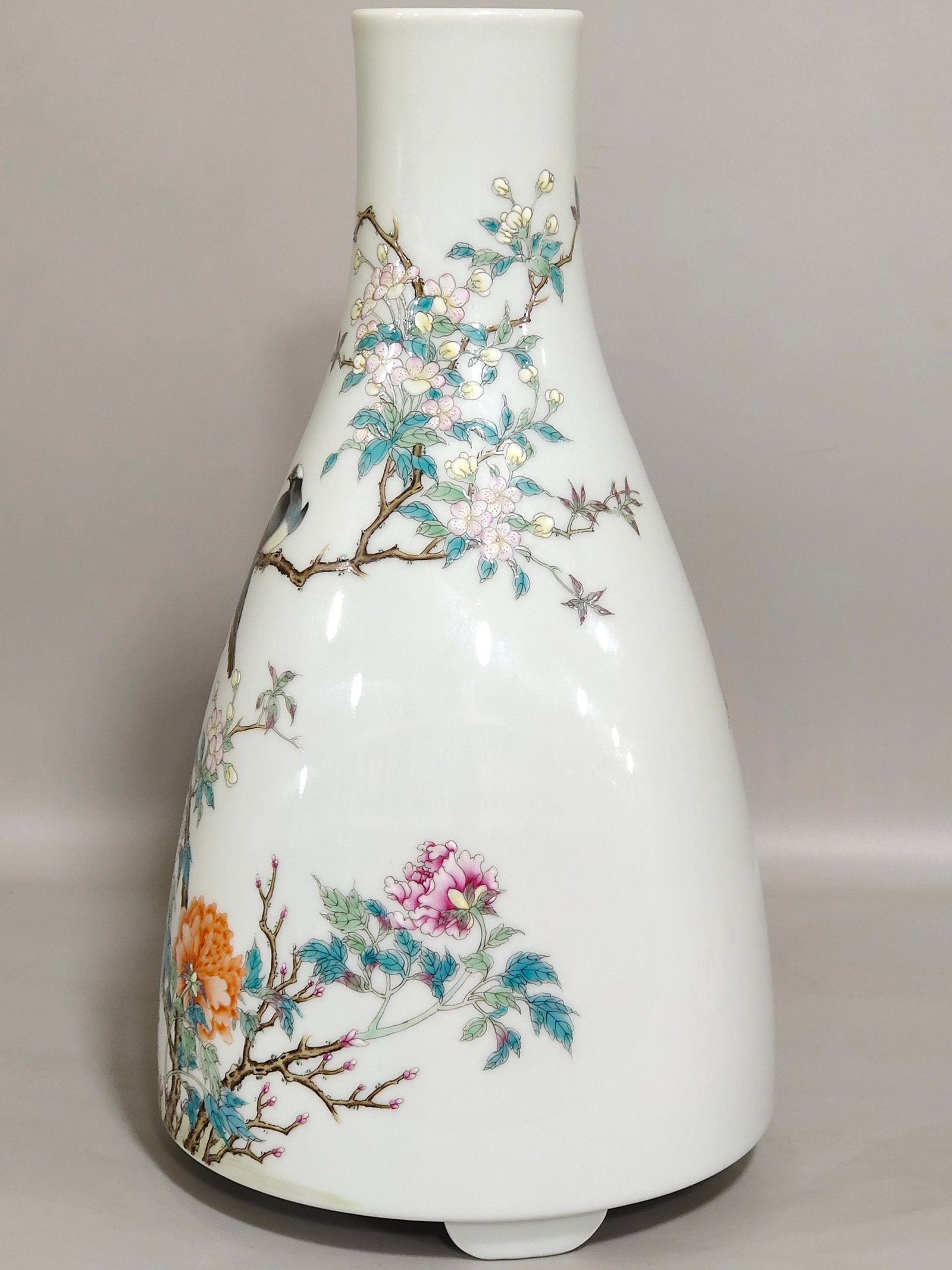 Qing Dynasty Yongzheng flower and bird three legged vase