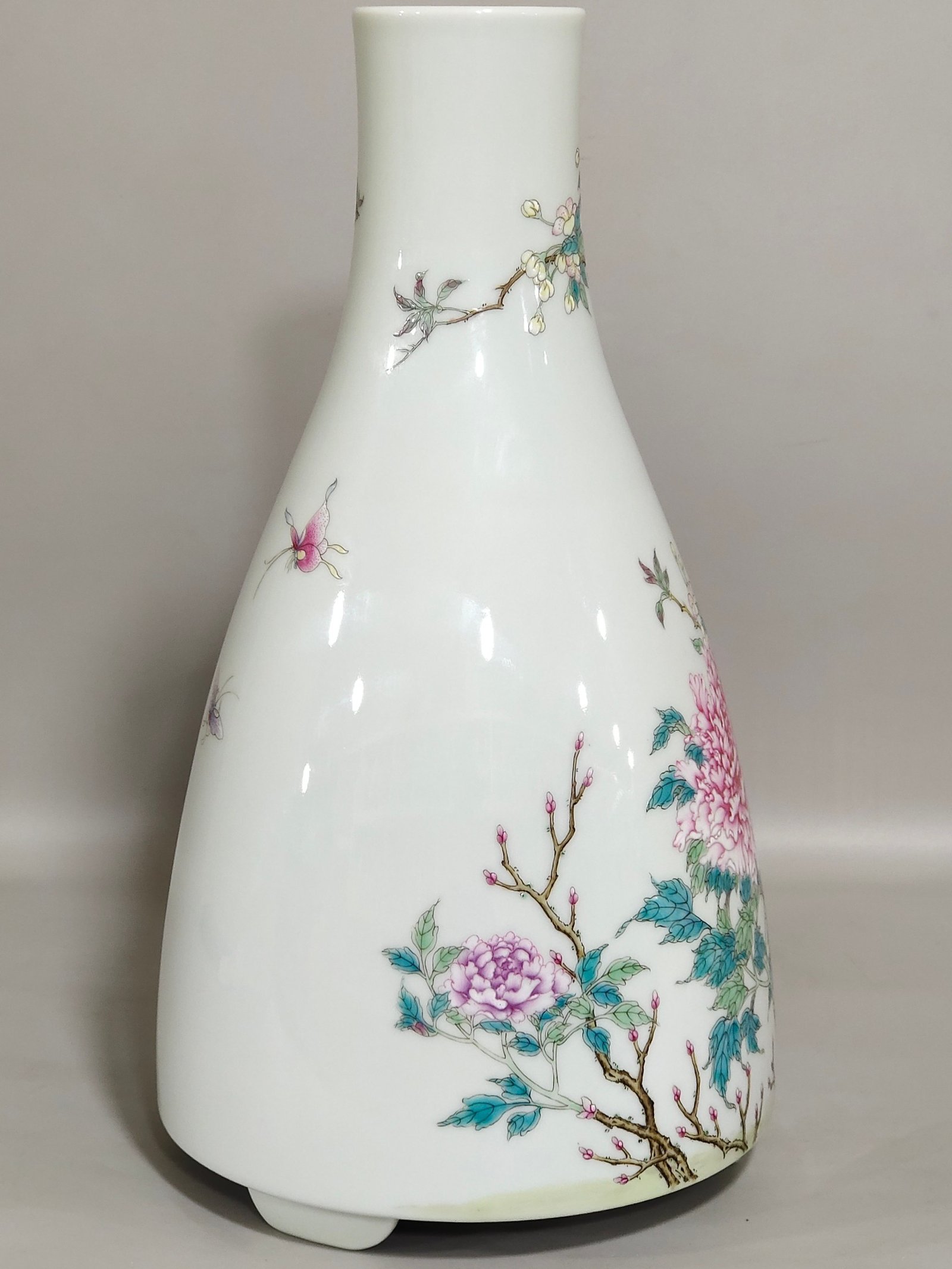 Qing Dynasty Yongzheng flower and bird three legged vase