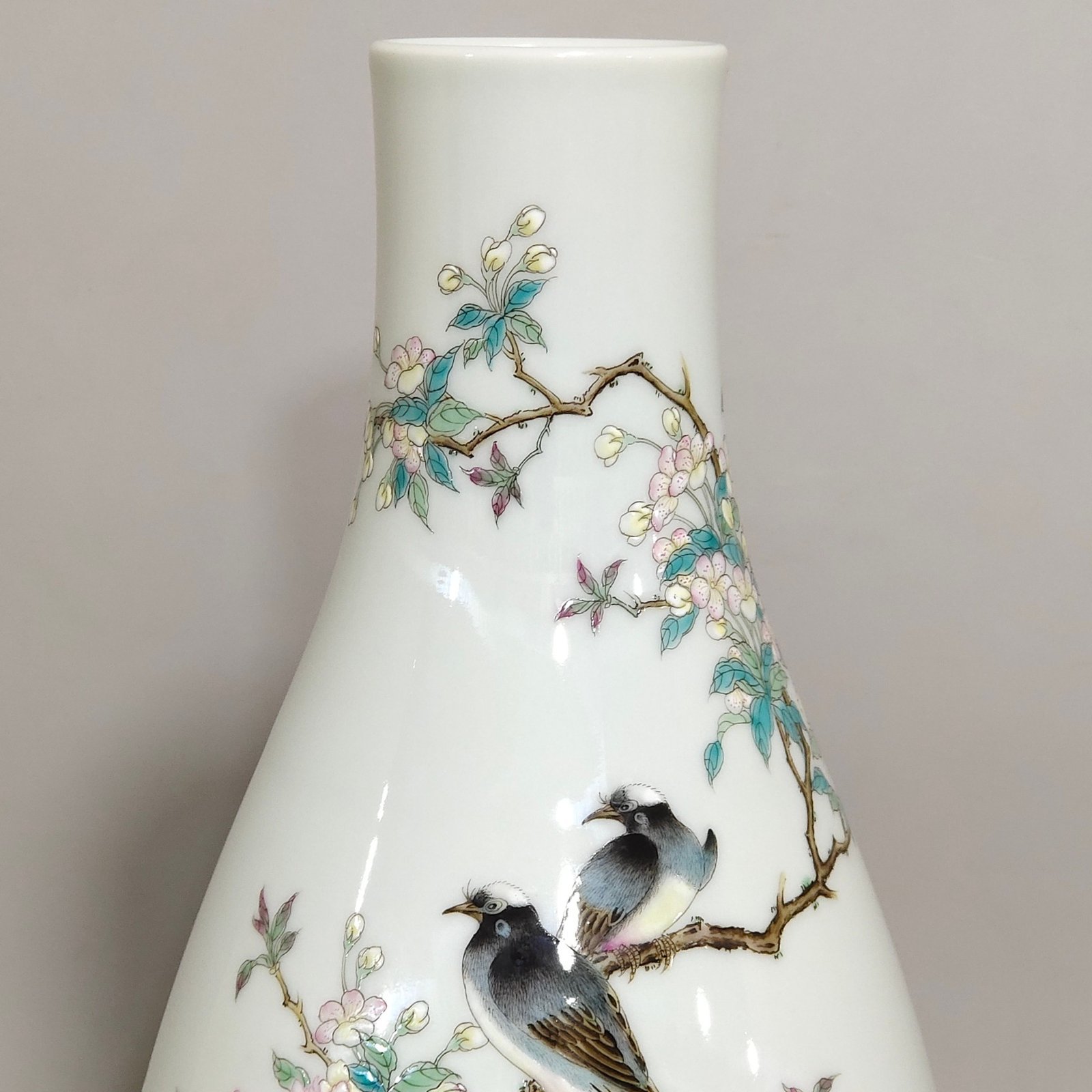 Qing Dynasty Yongzheng flower and bird three legged vase